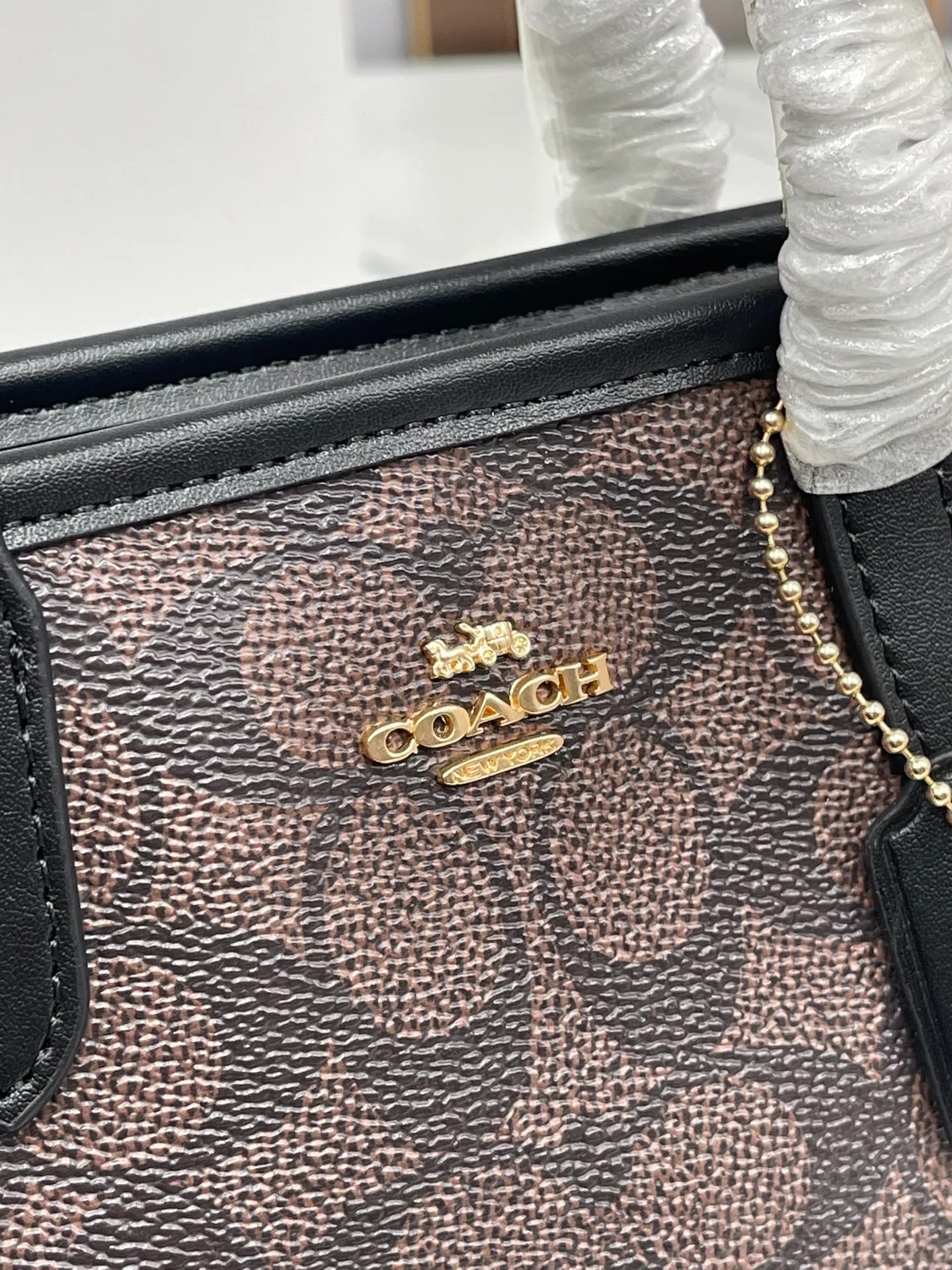 P360¥Coach’s new Mini City mini tote cross-body dumpling bag model CW032 counter actual shot, size 17*14*8