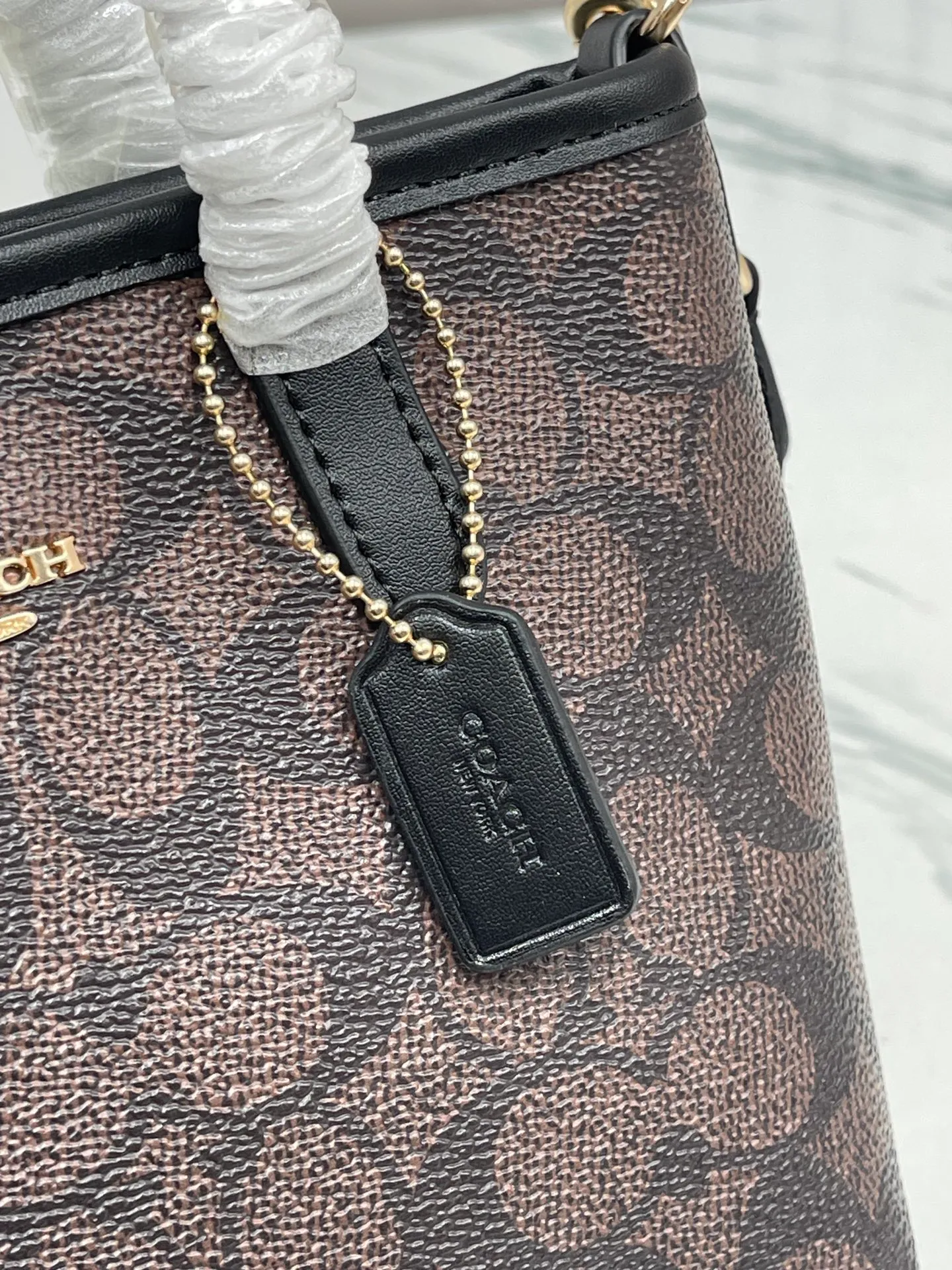 P360¥Coach’s new Mini City mini tote cross-body dumpling bag model CW032 counter actual shot, size 17*14*8