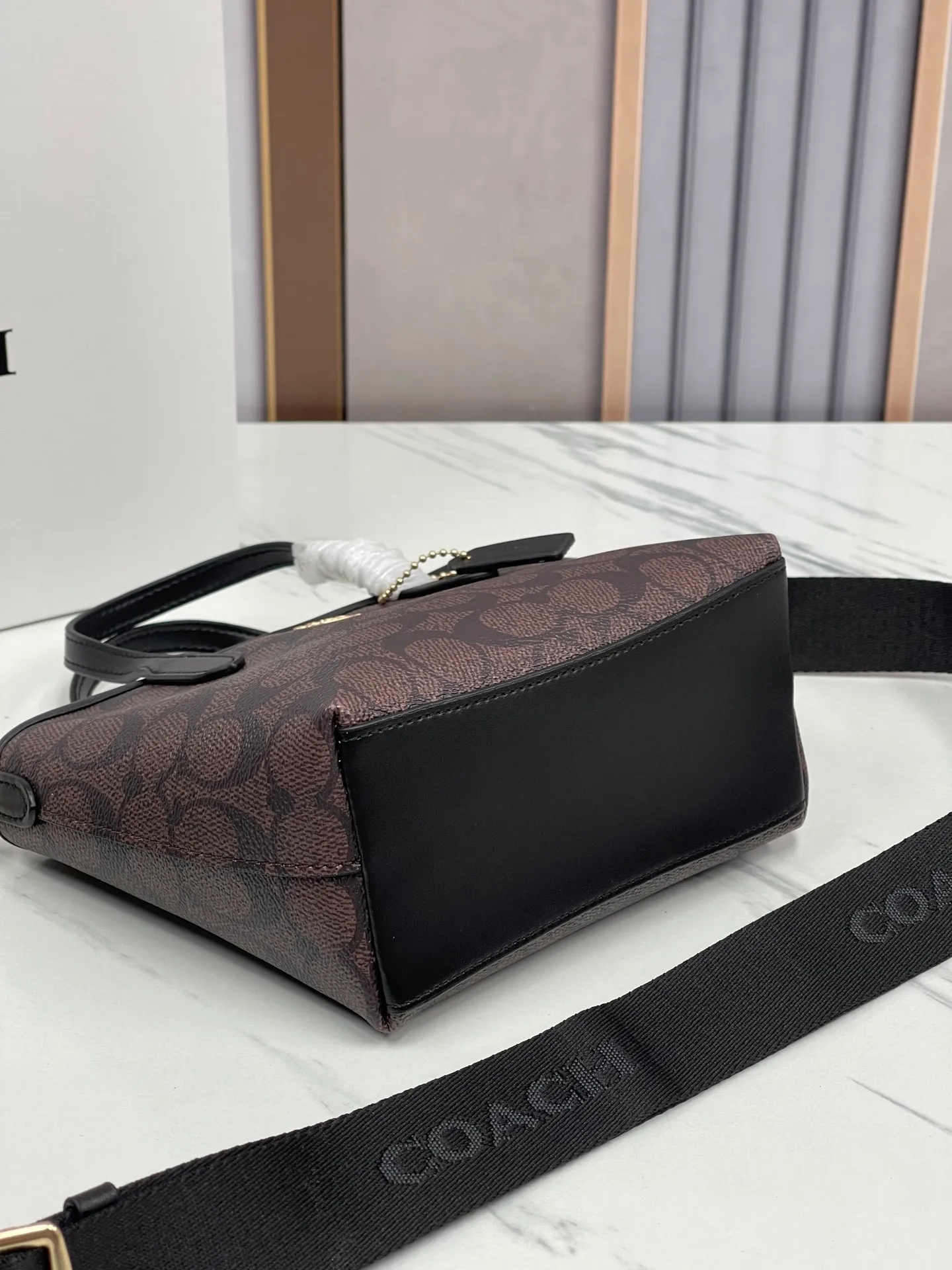 P360¥Coach’s new Mini City mini tote cross-body dumpling bag model CW032 counter actual shot, size 17*14*8