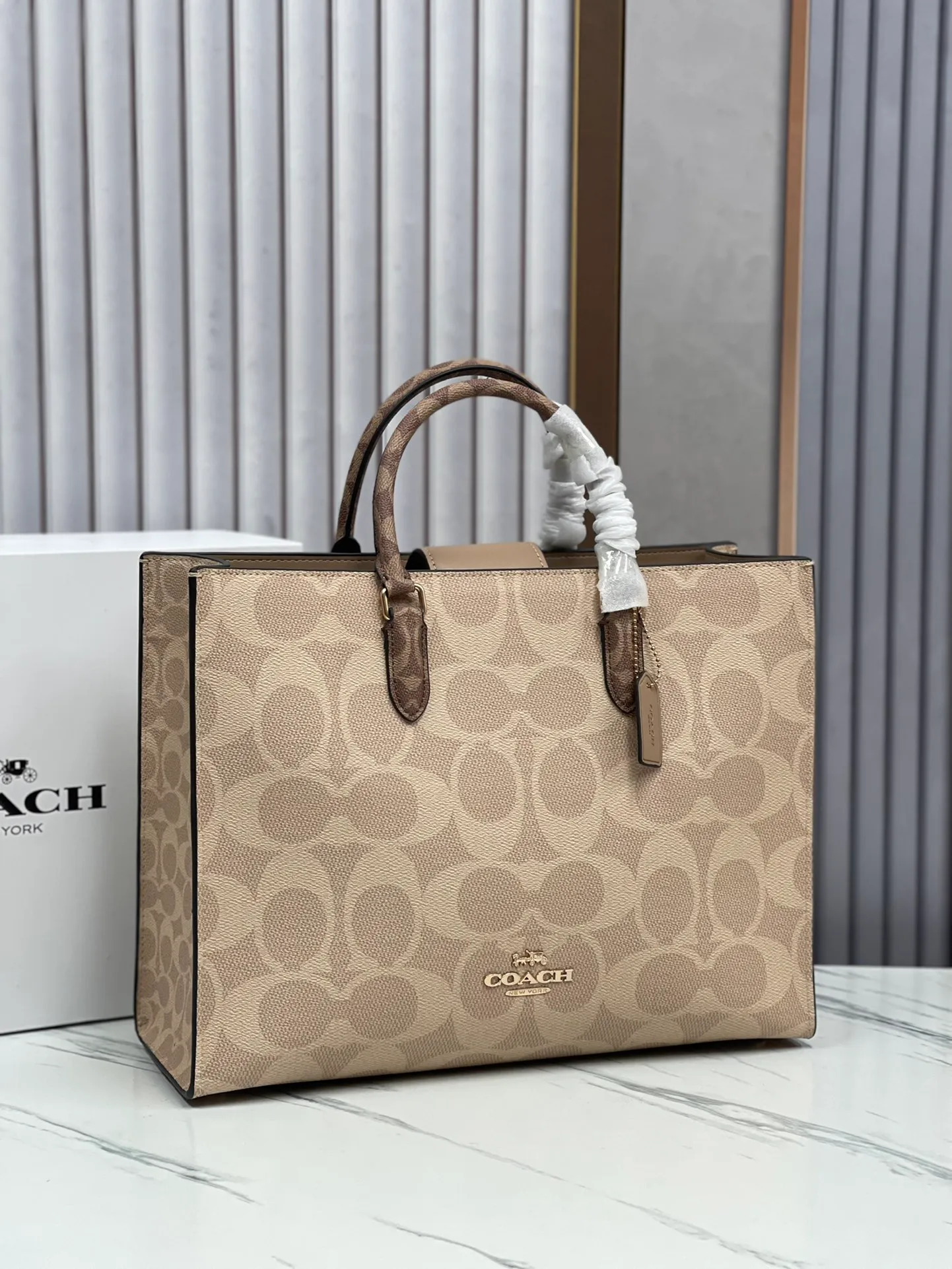 P460¥😍Coach's new handbag Maggie tote Coach's new CY677 CY676 tote bag - all sizes are available with logo and presbyopia - there are also classic solid colors, which are better for autumn and winter matching. Large size: 36.5✖️28✖️14cm. The computer can be easily placed. The small size is more suitable for sisters who like to carry it hand-held.