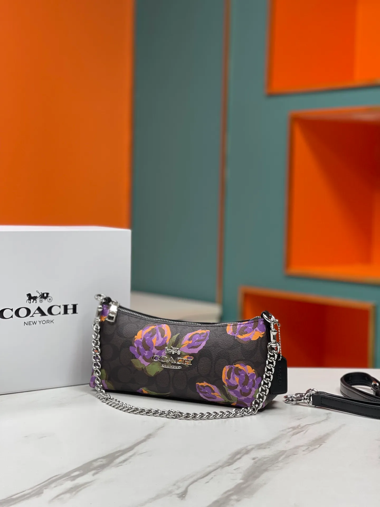 Top original order p380💰COACH/Coach’s new Charlotte series CL405 CL406 CL407 CL656 New product, incomparably beautiful armpit baguette bag! Short chain shoulder strap! Long leather shoulder strap! Suitable for different occasions, different styles and different combinations! The shape of the paper boat is simple and matched with a metal chain. Super beautiful. Size 26/12/7