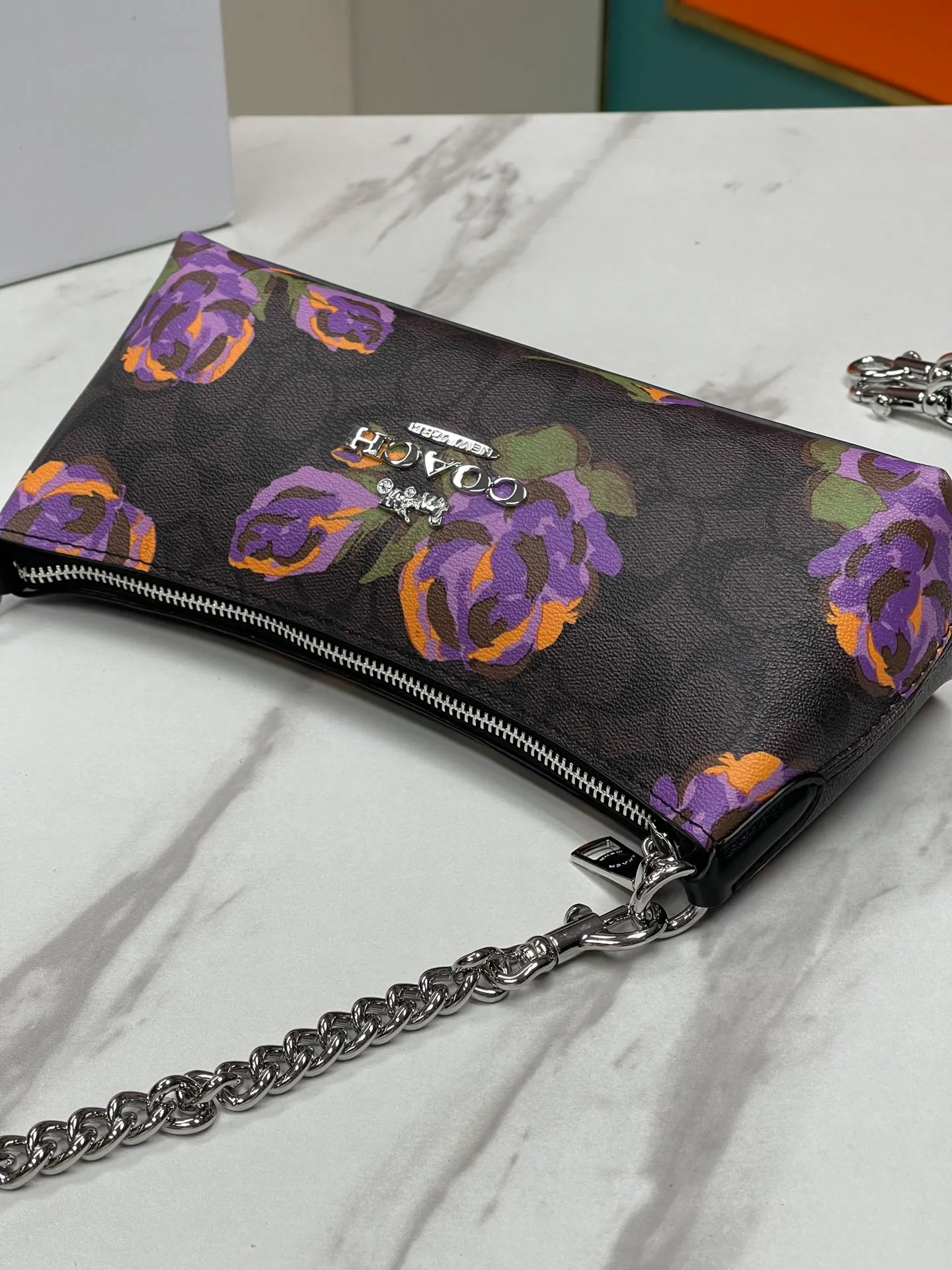 Top original order p380💰COACH/Coach’s new Charlotte series CL405 CL406 CL407 CL656 New product, incomparably beautiful armpit baguette bag! Short chain shoulder strap! Long leather shoulder strap! Suitable for different occasions, different styles and different combinations! The shape of the paper boat is simple and matched with a metal chain. Super beautiful. Size 26/12/7