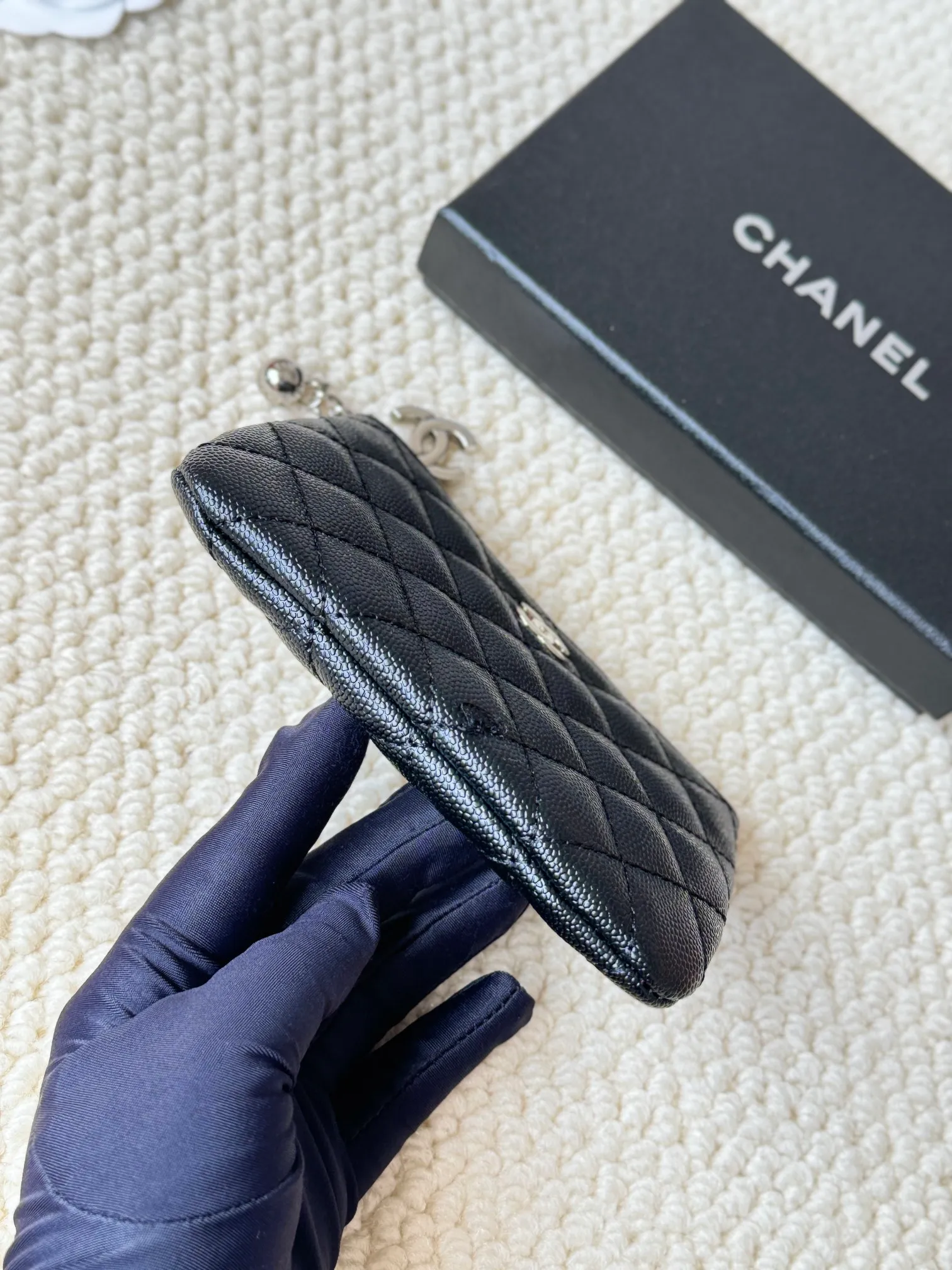 💰130 chanel cowhide caviar pendant coin purse💦 Style number: A50168 Classic small carry-on bag, one of the most practical bags in the era of mobile payment, cards, change, keys and lipstick in one package, cute, practical and connotative, nice card holder, key bag, coin purse, lipstick bag Reference size: 9.5×15×0.5cm