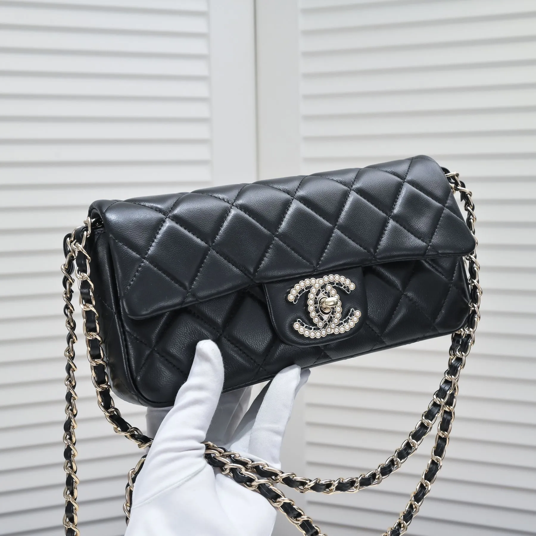 💰380￥106S New model [3350] Chanel new baguette bag with pearl buckle New sheepskin baguette bag with pearl buckle, Mrs. Chen recommends black 🔥 Baguette pearl dinner bag Black White Noble Elegant Temperament Romantic Minimalist baguette shape to pearl logo lock buckle Overall I can't put it down French style Elegant Underarm Crossbody Can be carried by hand at dinner Equipped with an extra long chain that can be detached for free movement. Material: Made of wear-resistant sheepskin. Size: 25*5*12CM. Style number: 3350.