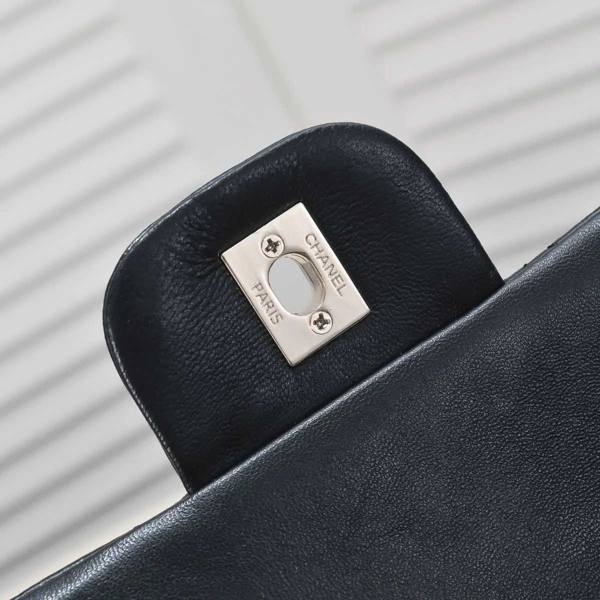 💰380￥106S New model [3350] Chanel new baguette bag with pearl buckle New sheepskin baguette bag with pearl buckle, Mrs. Chen recommends black 🔥 Baguette pearl dinner bag Black White Noble Elegant Temperament Romantic Minimalist baguette shape to pearl logo lock buckle Overall I can't put it down French style Elegant Underarm Crossbody Can be carried by hand at dinner Equipped with an extra long chain that can be detached for free movement. Material: Made of wear-resistant sheepskin. Size: 25*5*12CM. Style number: 3350.