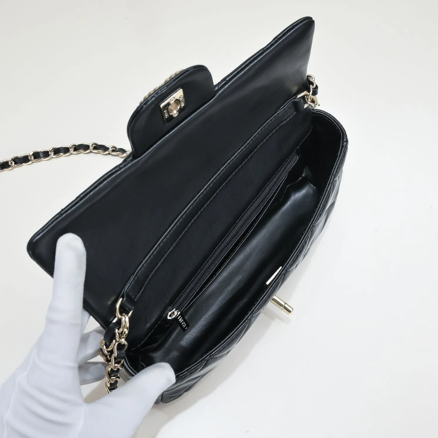💰380￥106S New model [3350] Chanel new baguette bag with pearl buckle New sheepskin baguette bag with pearl buckle, Mrs. Chen recommends black 🔥 Baguette pearl dinner bag Black White Noble Elegant Temperament Romantic Minimalist baguette shape to pearl logo lock buckle Overall I can't put it down French style Elegant Underarm Crossbody Can be carried by hand at dinner Equipped with an extra long chain that can be detached for free movement. Material: Made of wear-resistant sheepskin. Size: 25*5*12CM. Style number: 3350.