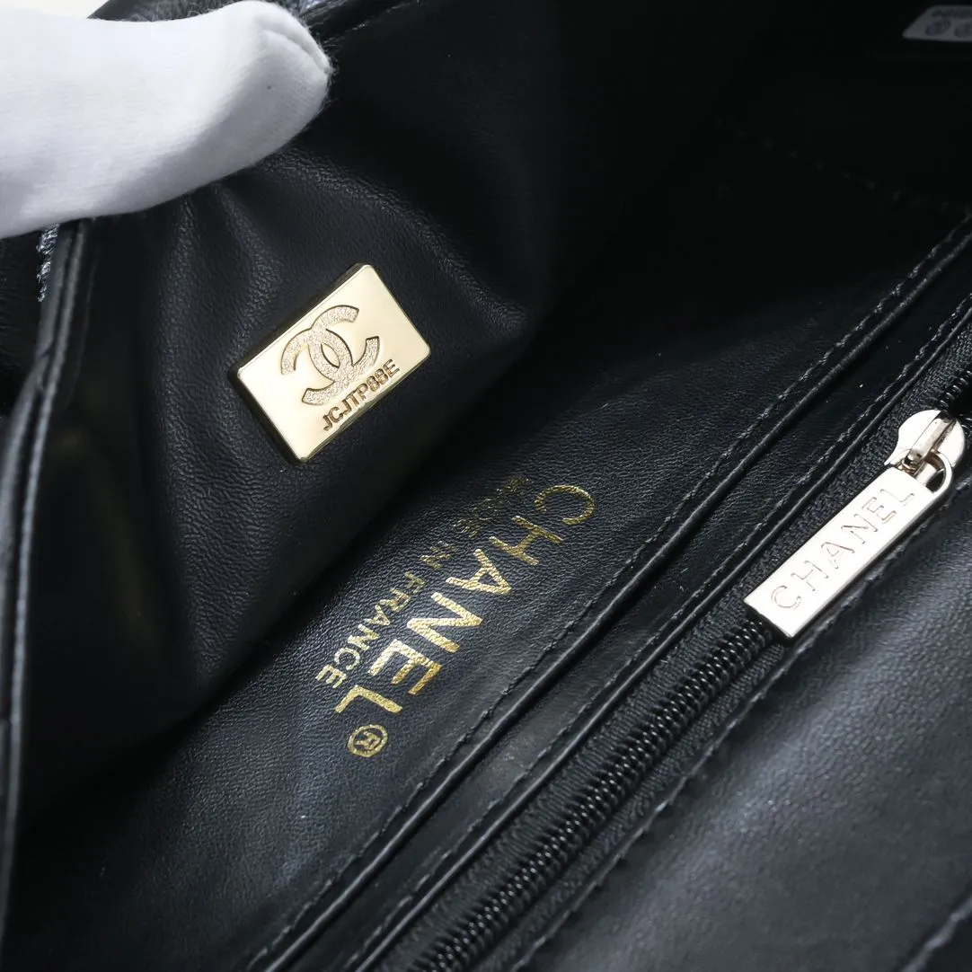 💰380￥106S New model [3350] Chanel new baguette bag with pearl buckle New sheepskin baguette bag with pearl buckle, Mrs. Chen recommends black 🔥 Baguette pearl dinner bag Black White Noble Elegant Temperament Romantic Minimalist baguette shape to pearl logo lock buckle Overall I can't put it down French style Elegant Underarm Crossbody Can be carried by hand at dinner Equipped with an extra long chain that can be detached for free movement. Material: Made of wear-resistant sheepskin. Size: 25*5*12CM. Style number: 3350.