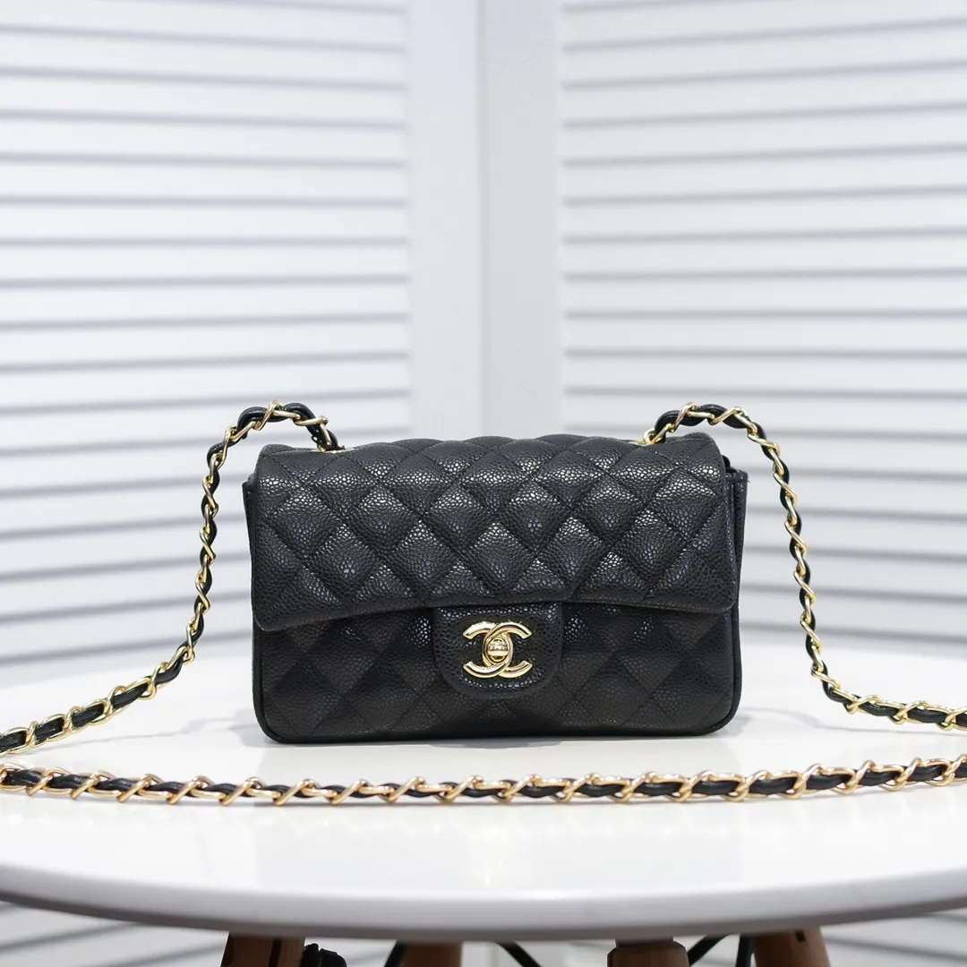 💰320￥💥CF versatile caviar cowhide🌹 Chanel💃🏻‼ ️Eternal classic style [shy] noble temperament💃🏻favorite of celebrities🌟soft leather and high-end👍counter hardware exquisite workmanship to reject defects [strong] both dazzling and feminine 😝[strong] luxurious and durable🌟size: 20*14*7cm style number 1116 reverse edge