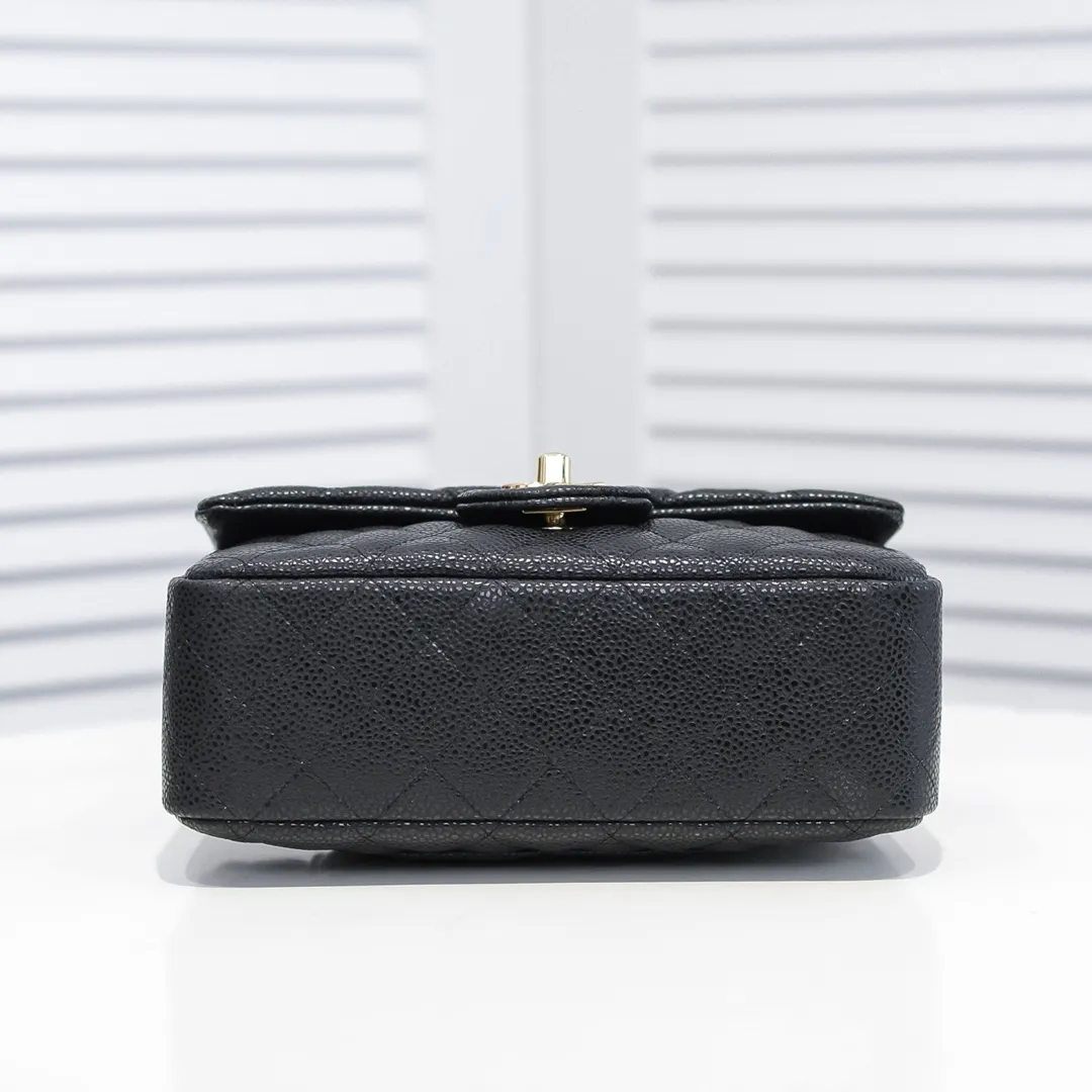 💰320￥💥CF versatile caviar cowhide🌹 Chanel💃🏻‼ ️Eternal classic style [shy] noble temperament💃🏻favorite of celebrities🌟soft leather and high-end👍counter hardware exquisite workmanship to reject defects [strong] both dazzling and feminine 😝[strong] luxurious and durable🌟size: 20*14*7cm style number 1116 reverse edge