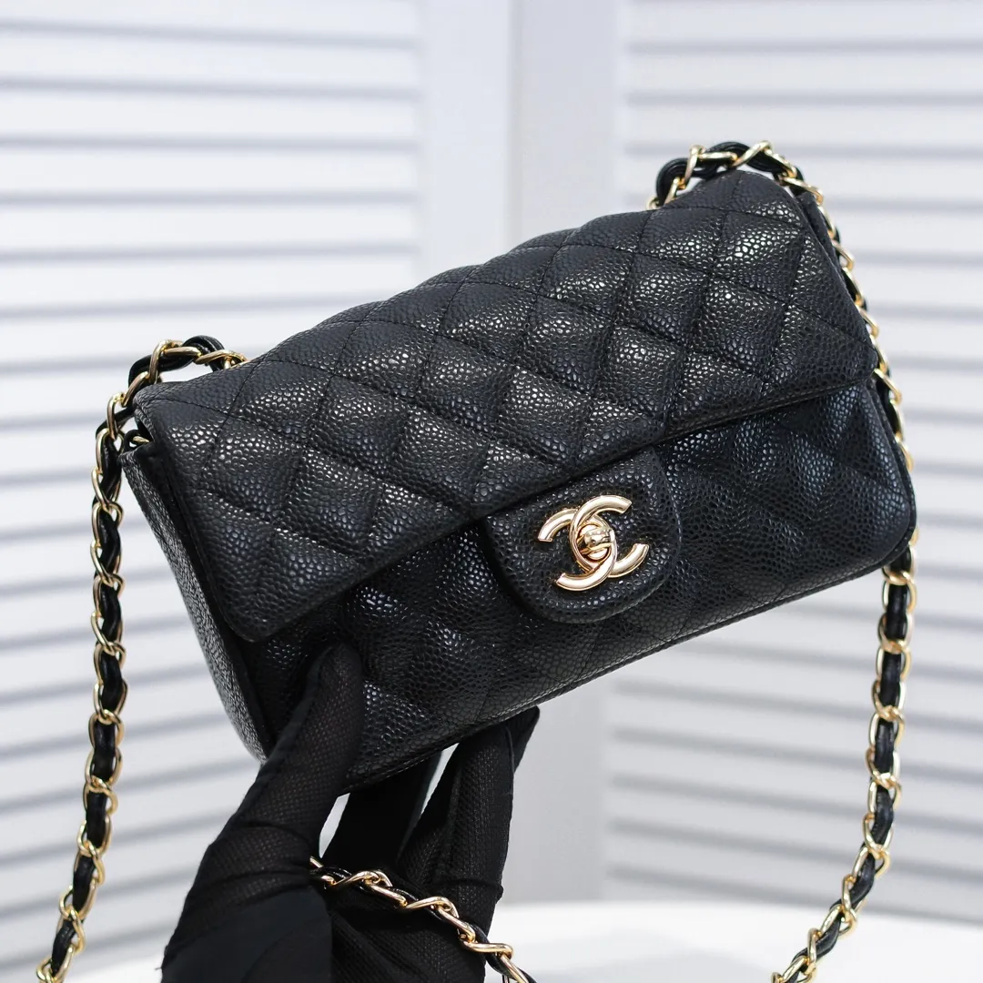 💰320￥💥CF versatile caviar cowhide🌹 Chanel💃🏻‼ ️Eternal classic style [shy] noble temperament💃🏻favorite of celebrities🌟soft leather and high-end👍counter hardware exquisite workmanship to reject defects [strong] both dazzling and feminine 😝[strong] luxurious and durable🌟size: 20*14*7cm style number 1116 reverse edge