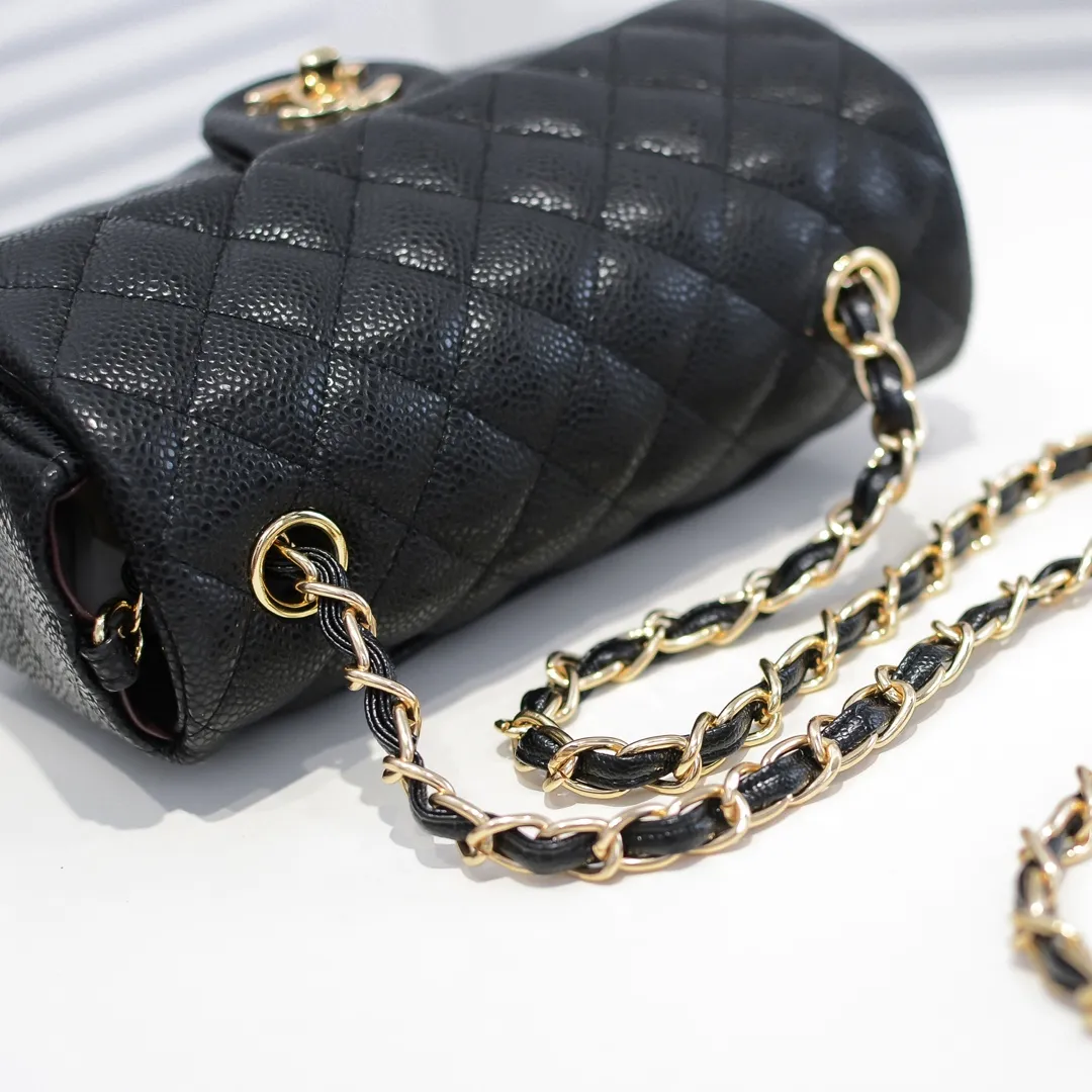 💰320￥💥CF versatile caviar cowhide🌹 Chanel💃🏻‼ ️Eternal classic style [shy] noble temperament💃🏻favorite of celebrities🌟soft leather and high-end👍counter hardware exquisite workmanship to reject defects [strong] both dazzling and feminine 😝[strong] luxurious and durable🌟size: 20*14*7cm style number 1116 reverse edge
