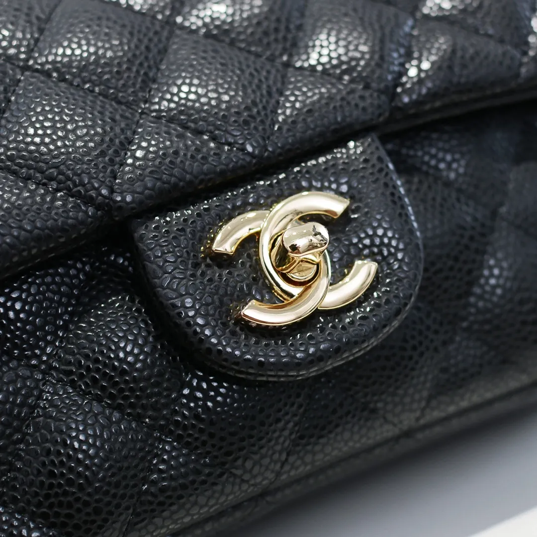 💰320￥💥CF versatile caviar cowhide🌹 Chanel💃🏻‼ ️Eternal classic style [shy] noble temperament💃🏻favorite of celebrities🌟soft leather and high-end👍counter hardware exquisite workmanship to reject defects [strong] both dazzling and feminine 😝[strong] luxurious and durable🌟size: 20*14*7cm style number 1116 reverse edge