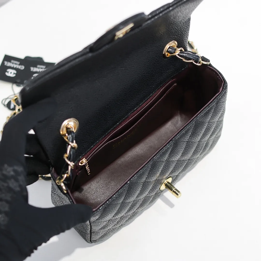 💰320￥💥CF versatile caviar cowhide🌹 Chanel💃🏻‼ ️Eternal classic style [shy] noble temperament💃🏻favorite of celebrities🌟soft leather and high-end👍counter hardware exquisite workmanship to reject defects [strong] both dazzling and feminine 😝[strong] luxurious and durable🌟size: 20*14*7cm style number 1116 reverse edge