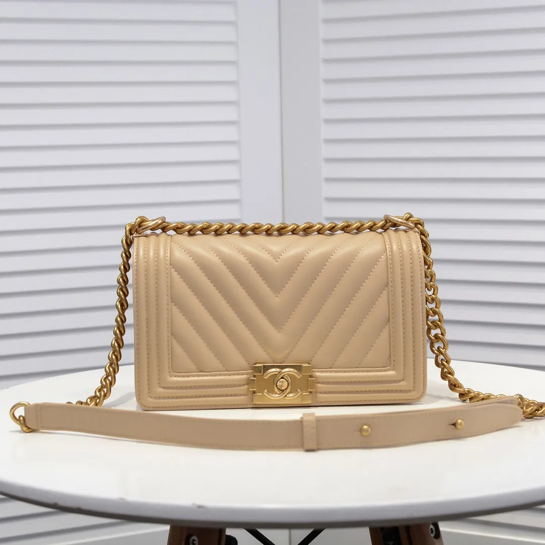💰420￥ (Full sheepskin with original hardware) [Smile] Chanel Chanel 👑 Lambskin [Lightning] Thickened electroplated hardware accessories 🌈 Workmanship is comparable to the original order 💪 The bottom can be pinched Marks rebound, absolutely spot-on, real-life photos, fashionable and durable💪💪High-end quality, no pressure in and out of the drill cabinet💏, size 25*15*8cm, model number: 67086 gold V grid