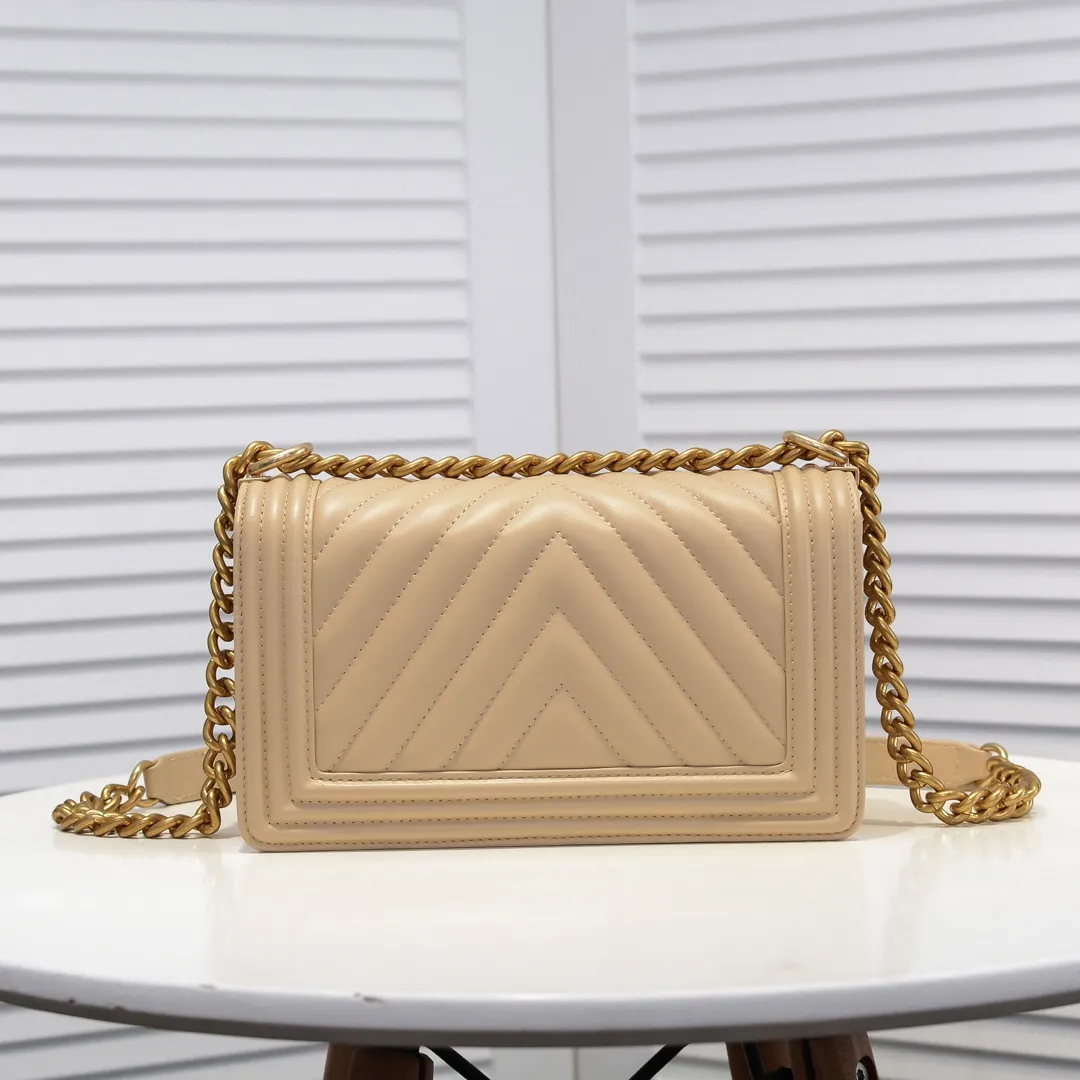 💰420￥ (Full sheepskin with original hardware) [Smile] Chanel Chanel 👑 Lambskin [Lightning] Thickened electroplated hardware accessories 🌈 Workmanship is comparable to the original order 💪 The bottom can be pinched Marks rebound, absolutely spot-on, real-life photos, fashionable and durable💪💪High-end quality, no pressure in and out of the drill cabinet💏, size 25*15*8cm, model number: 67086 gold V grid