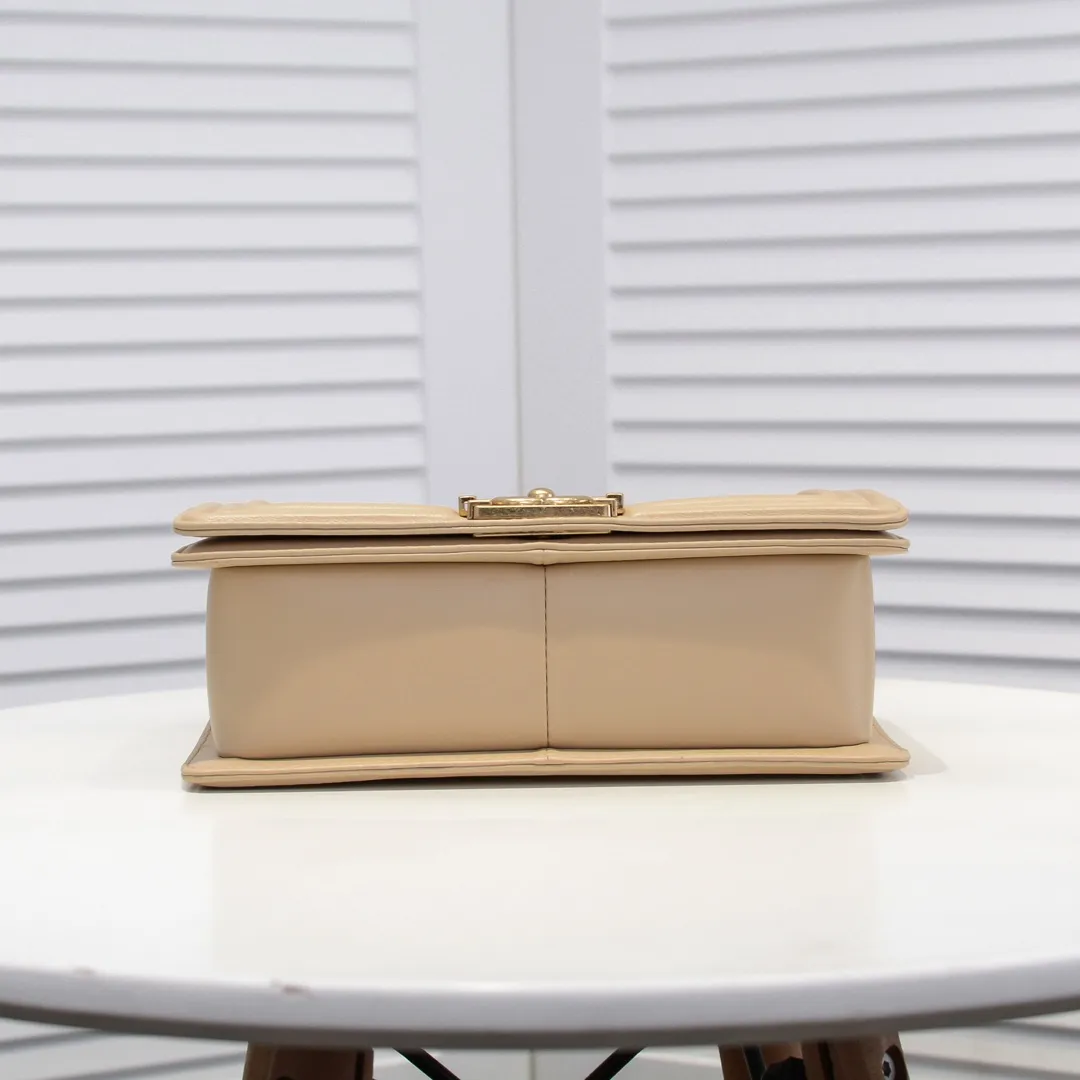 💰420￥ (Full sheepskin with original hardware) [Smile] Chanel Chanel 👑 Lambskin [Lightning] Thickened electroplated hardware accessories 🌈 Workmanship is comparable to the original order 💪 The bottom can be pinched Marks rebound, absolutely spot-on, real-life photos, fashionable and durable💪💪High-end quality, no pressure in and out of the drill cabinet💏, size 25*15*8cm, model number: 67086 gold V grid