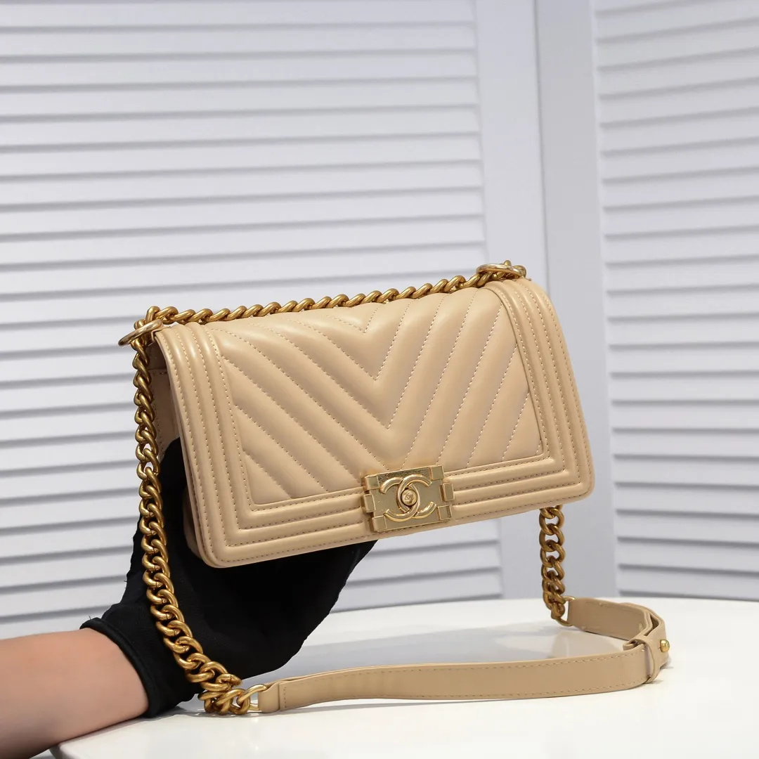 💰420￥ (Full sheepskin with original hardware) [Smile] Chanel Chanel 👑 Lambskin [Lightning] Thickened electroplated hardware accessories 🌈 Workmanship is comparable to the original order 💪 The bottom can be pinched Marks rebound, absolutely spot-on, real-life photos, fashionable and durable💪💪High-end quality, no pressure in and out of the drill cabinet💏, size 25*15*8cm, model number: 67086 gold V grid