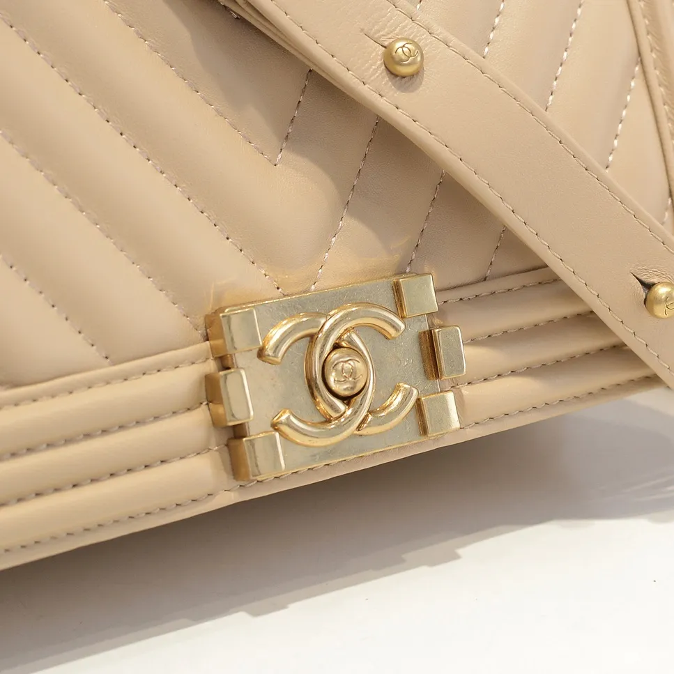💰420￥ (Full sheepskin with original hardware) [Smile] Chanel Chanel 👑 Lambskin [Lightning] Thickened electroplated hardware accessories 🌈 Workmanship is comparable to the original order 💪 The bottom can be pinched Marks rebound, absolutely spot-on, real-life photos, fashionable and durable💪💪High-end quality, no pressure in and out of the drill cabinet💏, size 25*15*8cm, model number: 67086 gold V grid