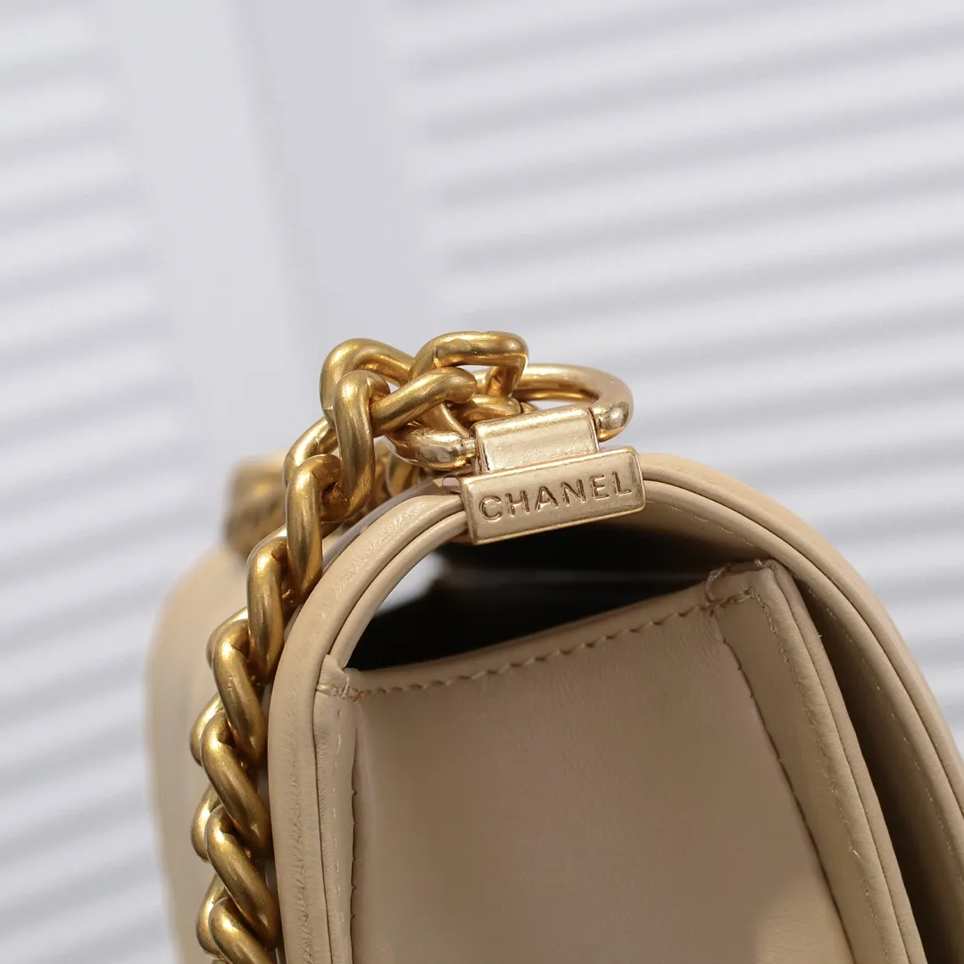 💰420￥ (Full sheepskin with original hardware) [Smile] Chanel Chanel 👑 Lambskin [Lightning] Thickened electroplated hardware accessories 🌈 Workmanship is comparable to the original order 💪 The bottom can be pinched Marks rebound, absolutely spot-on, real-life photos, fashionable and durable💪💪High-end quality, no pressure in and out of the drill cabinet💏, size 25*15*8cm, model number: 67086 gold V grid