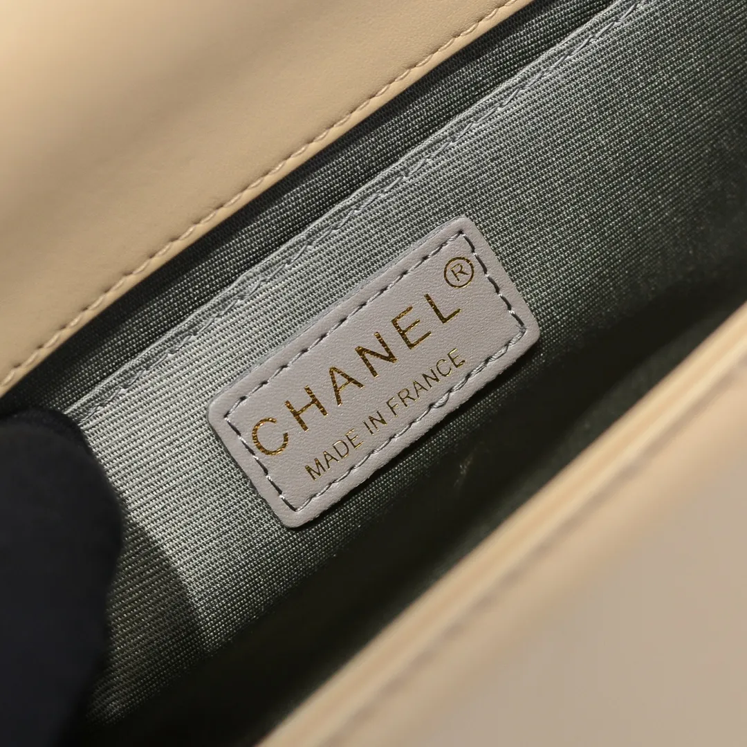 💰420￥ (Full sheepskin with original hardware) [Smile] Chanel Chanel 👑 Lambskin [Lightning] Thickened electroplated hardware accessories 🌈 Workmanship is comparable to the original order 💪 The bottom can be pinched Marks rebound, absolutely spot-on, real-life photos, fashionable and durable💪💪High-end quality, no pressure in and out of the drill cabinet💏, size 25*15*8cm, model number: 67086 gold V grid