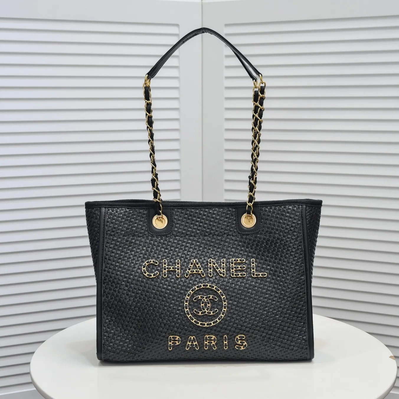 💰420￥Chanel｜21 new straw beach bag🏖️ Straw shopping bag! 2021Ss spring and summer straw beach bag, integrated with fur, continues the 19th year element logo beach shopping bag, it is simply a great combination of the century, showing that the classic elements of Xiaoxiang style are not outdated! ! Straw woven shopping bag 🏖️The only thought I have when I see it is that I can’t wait to take it to the beach for vacation⛱️ The style can be either salty or sweet, easy to find, not too beautiful, full of summer flavor, perfect score for fashion‼ ️ Size: 33*28*18cm Style number: 67001 letters