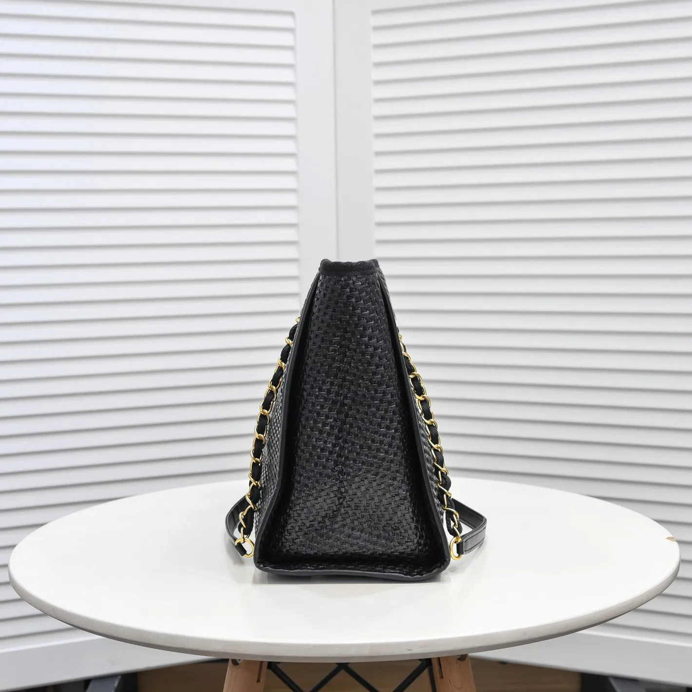 💰420￥Chanel｜21 new straw beach bag🏖️ Straw shopping bag! 2021Ss spring and summer straw beach bag, integrated with fur, continues the 19th year element logo beach shopping bag, it is simply a great combination of the century, showing that the classic elements of Xiaoxiang style are not outdated! ! Straw woven shopping bag 🏖️The only thought I have when I see it is that I can’t wait to take it to the beach for vacation⛱️ The style can be either salty or sweet, easy to find, not too beautiful, full of summer flavor, perfect score for fashion‼ ️ Size: 33*28*18cm Style number: 67001 letters