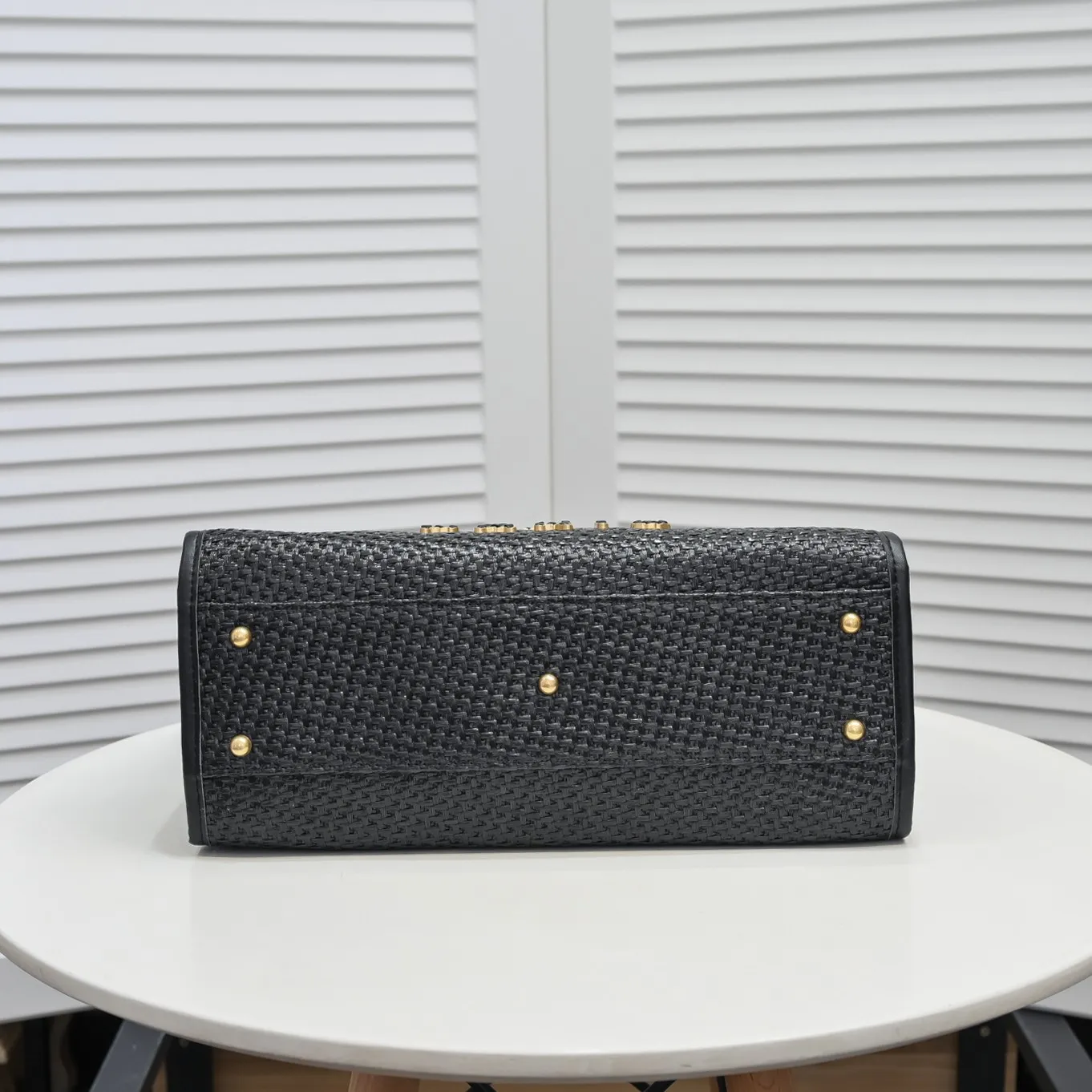 💰420￥Chanel｜21 new straw beach bag🏖️ Straw shopping bag! 2021Ss spring and summer straw beach bag, integrated with fur, continues the 19th year element logo beach shopping bag, it is simply a great combination of the century, showing that the classic elements of Xiaoxiang style are not outdated! ! Straw woven shopping bag 🏖️The only thought I have when I see it is that I can’t wait to take it to the beach for vacation⛱️ The style can be either salty or sweet, easy to find, not too beautiful, full of summer flavor, perfect score for fashion‼ ️ Size: 33*28*18cm Style number: 67001 letters