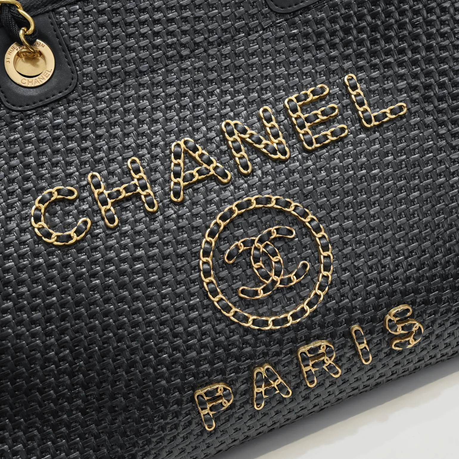 💰420￥Chanel｜21 new straw beach bag🏖️ Straw shopping bag! 2021Ss spring and summer straw beach bag, integrated with fur, continues the 19th year element logo beach shopping bag, it is simply a great combination of the century, showing that the classic elements of Xiaoxiang style are not outdated! ! Straw woven shopping bag 🏖️The only thought I have when I see it is that I can’t wait to take it to the beach for vacation⛱️ The style can be either salty or sweet, easy to find, not too beautiful, full of summer flavor, perfect score for fashion‼ ️ Size: 33*28*18cm Style number: 67001 letters