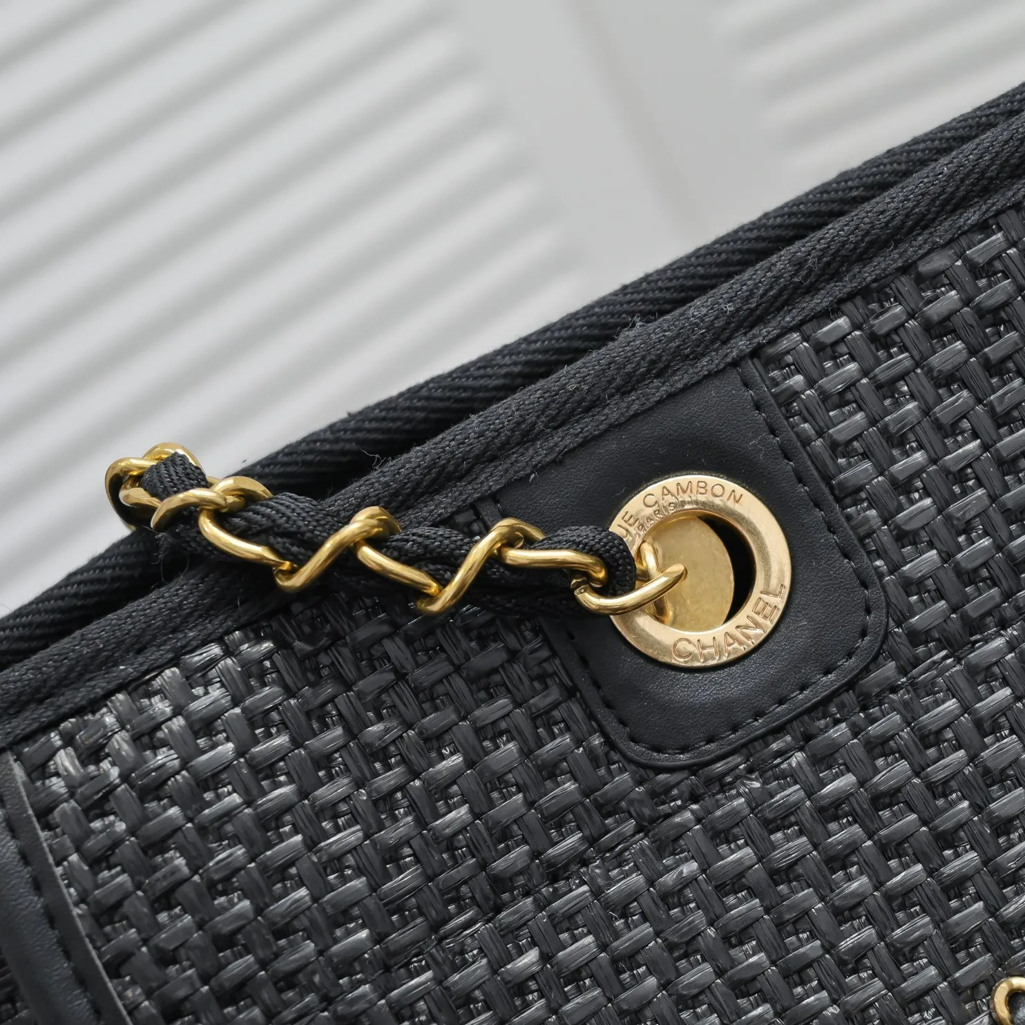 💰420￥Chanel｜21 new straw beach bag🏖️ Straw shopping bag! 2021Ss spring and summer straw beach bag, integrated with fur, continues the 19th year element logo beach shopping bag, it is simply a great combination of the century, showing that the classic elements of Xiaoxiang style are not outdated! ! Straw woven shopping bag 🏖️The only thought I have when I see it is that I can’t wait to take it to the beach for vacation⛱️ The style can be either salty or sweet, easy to find, not too beautiful, full of summer flavor, perfect score for fashion‼ ️ Size: 33*28*18cm Style number: 67001 letters
