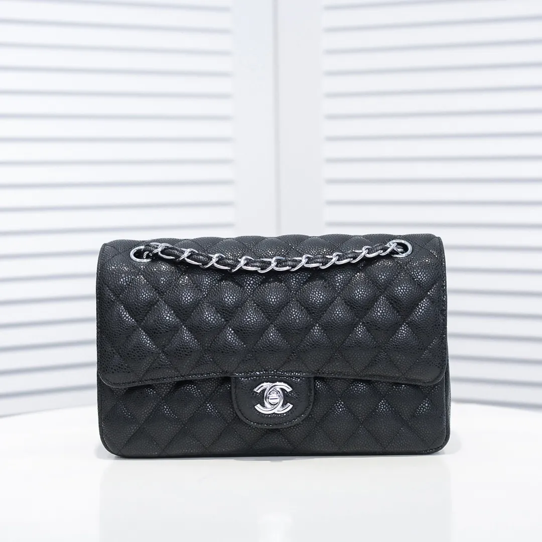 💰420￥Chanel,...Palace-level poison👏...Overseas original factory CF2.55...😱 Absolutely the top-notch caviar ball-grain cowhide you have never seen...✨Real K gold➰Gold buckle✨👑 The line spacing is perfectly consistent. The side of the bag is perfectly streamlined👏..It must have such a texture to be perfect💋 Follow the 9-pin diamond pattern. The flip cover is smooth and seamless ☑️ Strong visual three-dimensional effect 🔱 The diamond pattern is full and delicate 💑 It is super smooth, soft and comfortable to use 👒 CF is a must-have for girls. Size: 25.5*16*6.5cm. Style number: 1112 ball pattern
