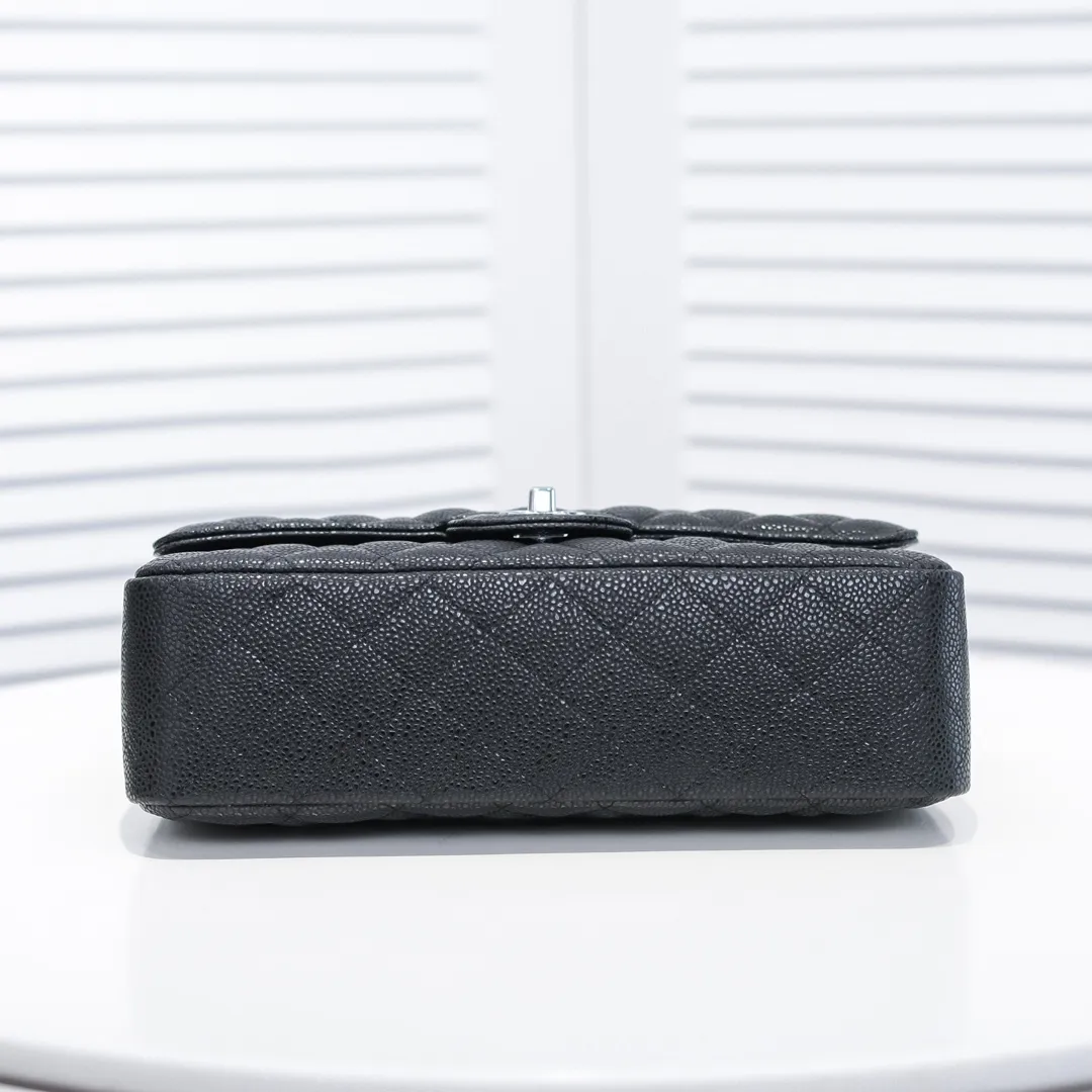 💰420￥Chanel,...Palace-level poison👏...Overseas original factory CF2.55...😱 Absolutely the top-notch caviar ball-grain cowhide you have never seen...✨Real K gold➰Gold buckle✨👑 The line spacing is perfectly consistent. The side of the bag is perfectly streamlined👏..It must have such a texture to be perfect💋 Follow the 9-pin diamond pattern. The flip cover is smooth and seamless ☑️ Strong visual three-dimensional effect 🔱 The diamond pattern is full and delicate 💑 It is super smooth, soft and comfortable to use 👒 CF is a must-have for girls. Size: 25.5*16*6.5cm. Style number: 1112 ball pattern