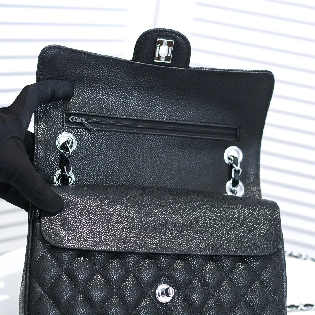 💰420￥Chanel,...Palace-level poison👏...Overseas original factory CF2.55...😱 Absolutely the top-notch caviar ball-grain cowhide you have never seen...✨Real K gold➰Gold buckle✨👑 The line spacing is perfectly consistent. The side of the bag is perfectly streamlined👏..It must have such a texture to be perfect💋 Follow the 9-pin diamond pattern. The flip cover is smooth and seamless ☑️ Strong visual three-dimensional effect 🔱 The diamond pattern is full and delicate 💑 It is super smooth, soft and comfortable to use 👒 CF is a must-have for girls. Size: 25.5*16*6.5cm. Style number: 1112 ball pattern