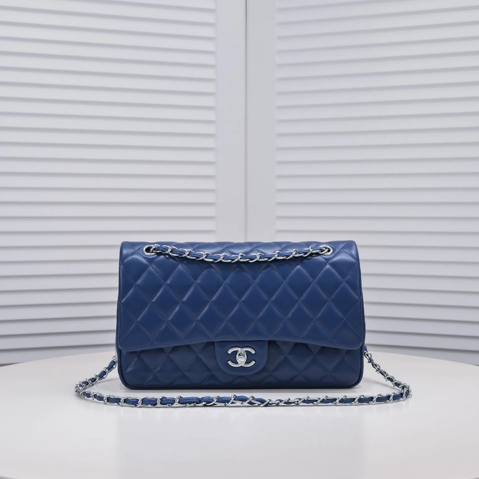 💰460￥Dark blue [color] Chanel [color] century classic, carefully crafted with exquisite workmanship of every stitch and thread, imported sheepskin with original hardware, full rhombus 💯The shape of the whole bag is particularly perfect in softness 👍👍😔😔Classic and irresistible, size: 30X18X8cm, style number: 1113