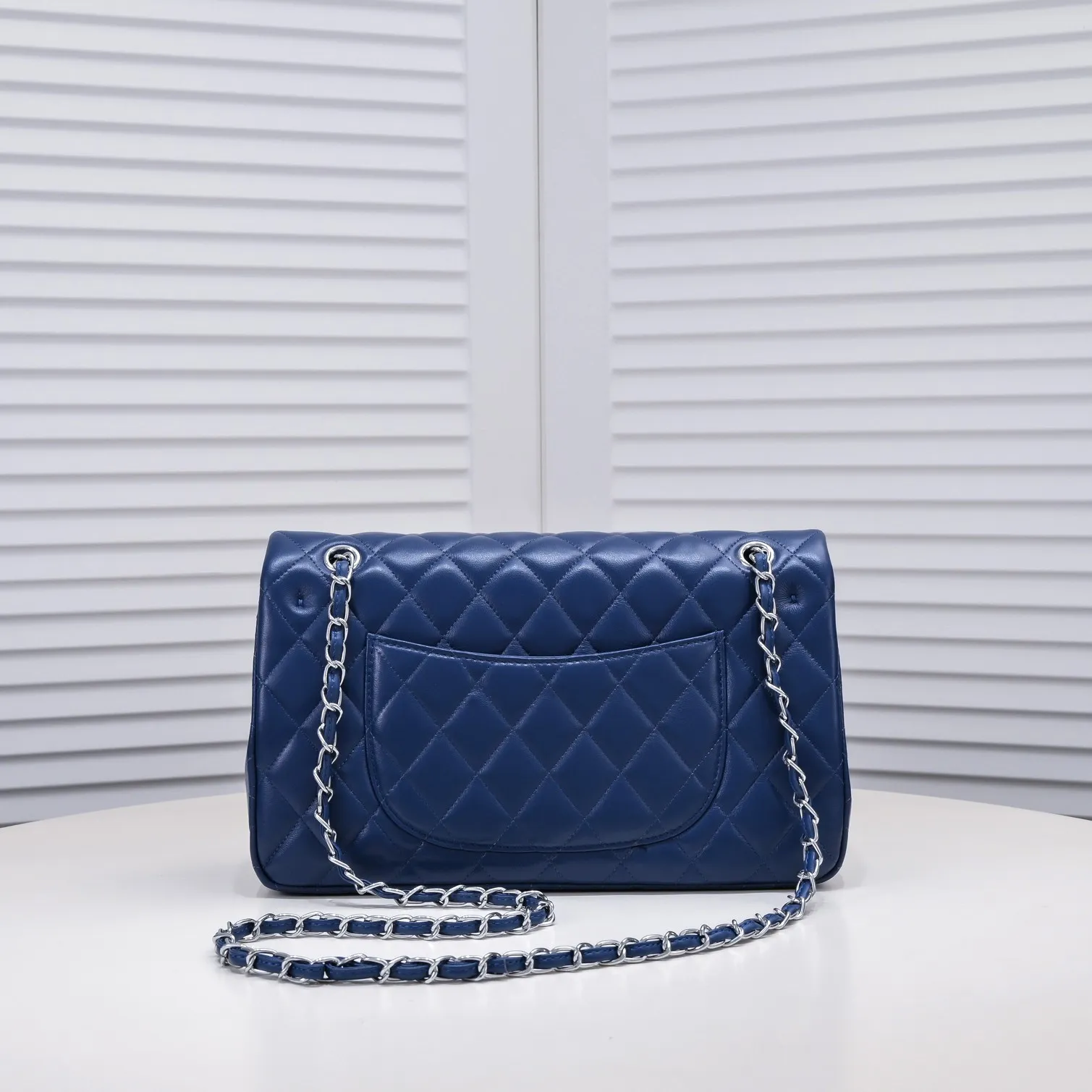 💰460￥Dark blue [color] Chanel [color] century classic, carefully crafted with exquisite workmanship of every stitch and thread, imported sheepskin with original hardware, full rhombus 💯The shape of the whole bag is particularly perfect in softness 👍👍😔😔Classic and irresistible, size: 30X18X8cm, style number: 1113