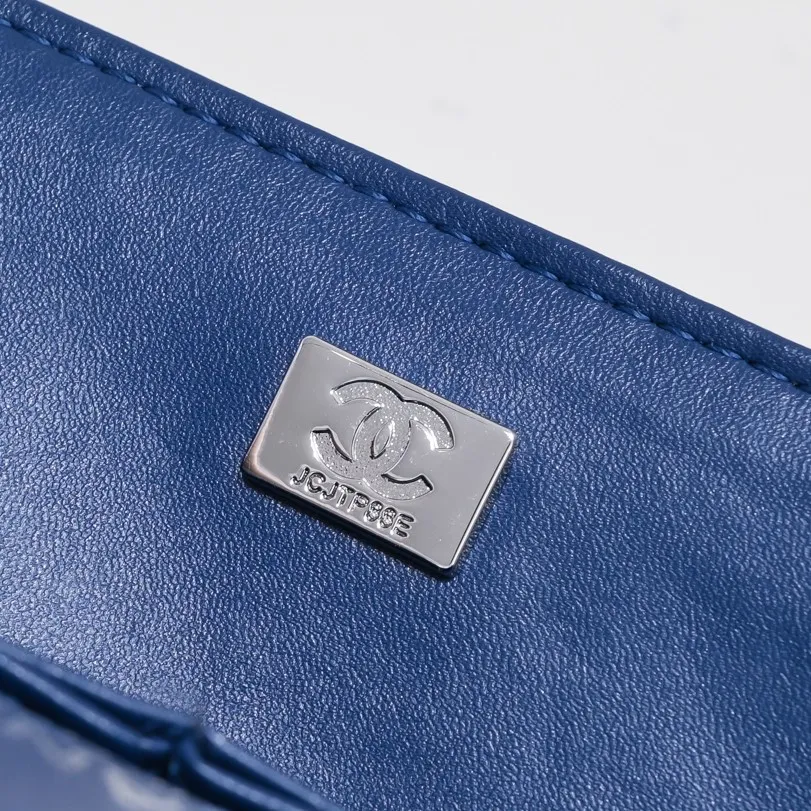 💰460￥Dark blue [color] Chanel [color] century classic, carefully crafted with exquisite workmanship of every stitch and thread, imported sheepskin with original hardware, full rhombus 💯The shape of the whole bag is particularly perfect in softness 👍👍😔😔Classic and irresistible, size: 30X18X8cm, style number: 1113