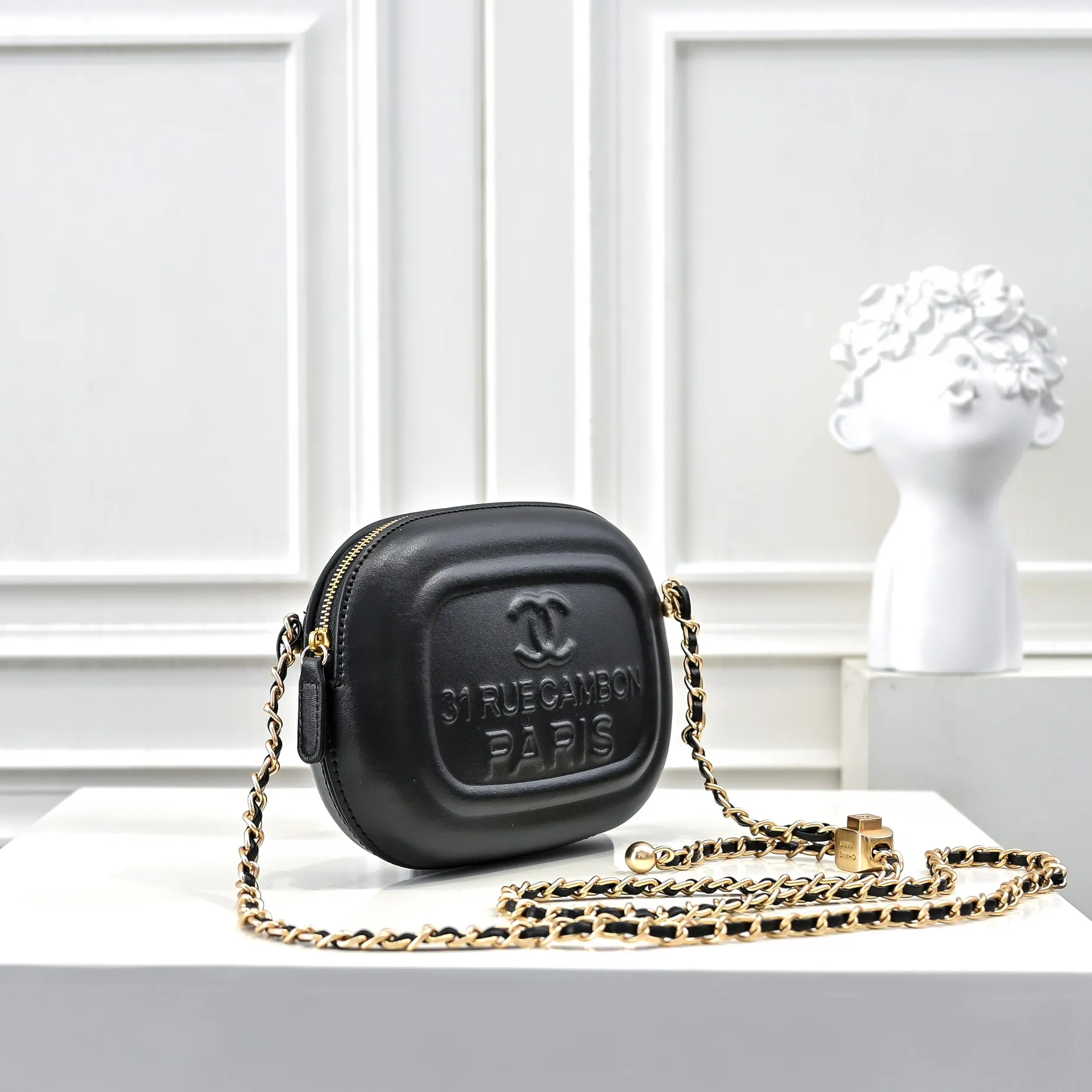 💰380￥CHANEL25C early spring vacation series. Gold fan camera bag. I love this one. The shape is the embossed character design style. I like the versatile object. It is really wow. It is so beautiful. It is a Xiangjia bag that looks small but can hold mobile phone keys, lipstick, powder, card, money, and is just the finishing touch to the whole body look. Size: 18x13cm, style number: 669