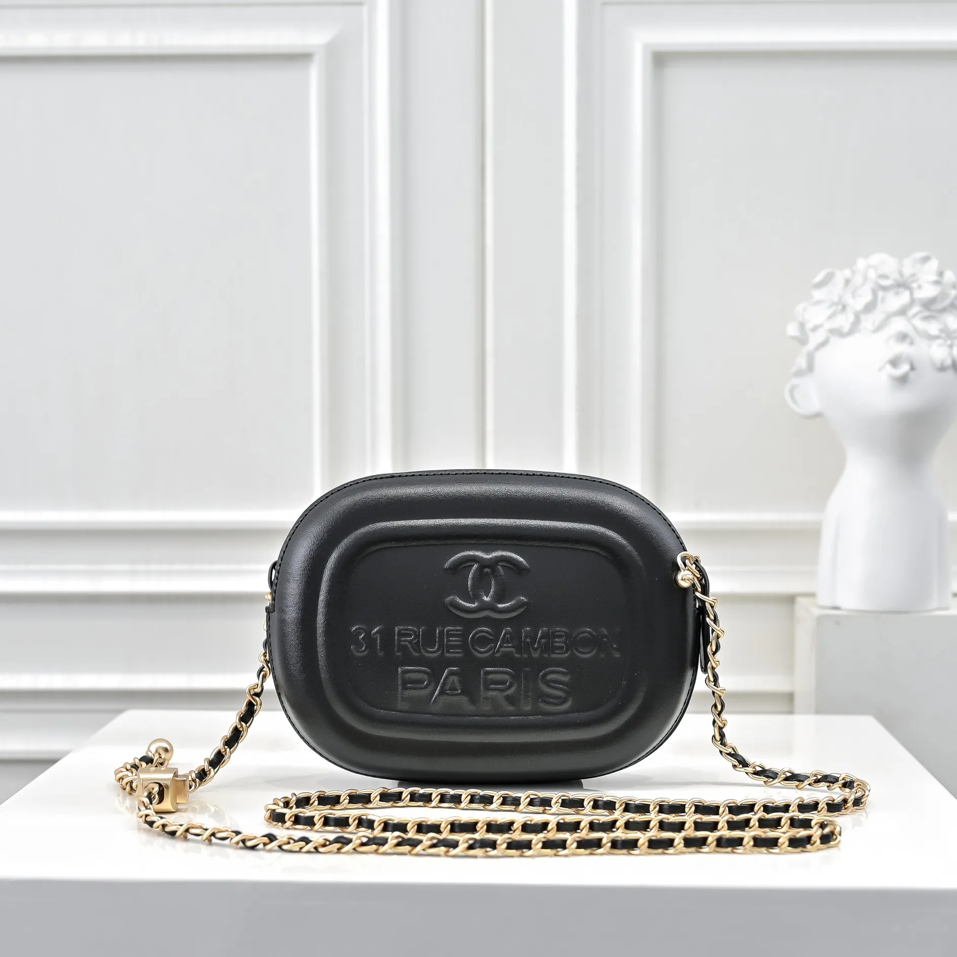 💰380￥CHANEL25C early spring vacation series. Gold fan camera bag. I love this one. The shape is the embossed character design style. I like the versatile object. It is really wow. It is so beautiful. It is a Xiangjia bag that looks small but can hold mobile phone keys, lipstick, powder, card, money, and is just the finishing touch to the whole body look. Size: 18x13cm, style number: 669