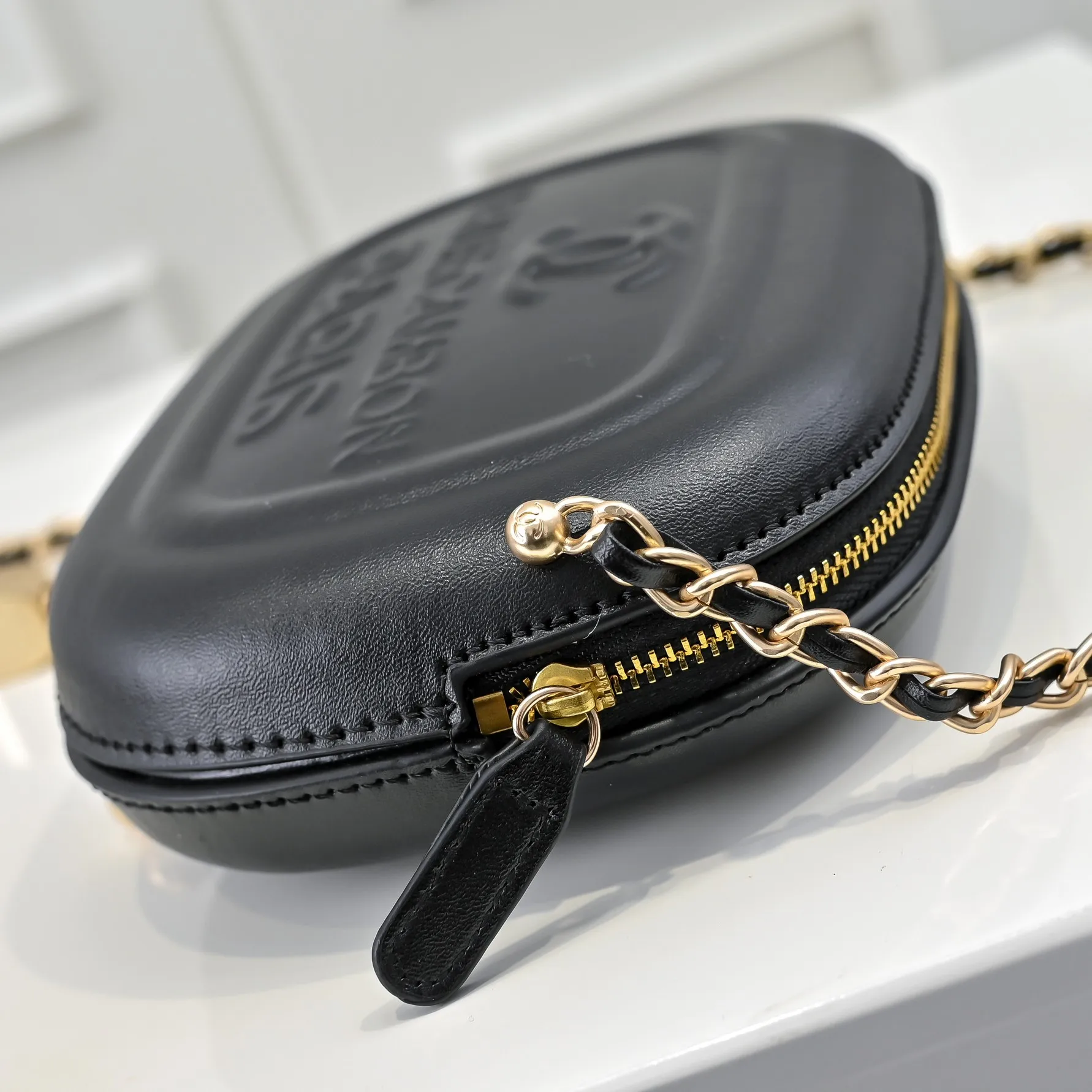 💰380￥CHANEL25C early spring vacation series. Gold fan camera bag. I love this one. The shape is the embossed character design style. I like the versatile object. It is really wow. It is so beautiful. It is a Xiangjia bag that looks small but can hold mobile phone keys, lipstick, powder, card, money, and is just the finishing touch to the whole body look. Size: 18x13cm, style number: 669