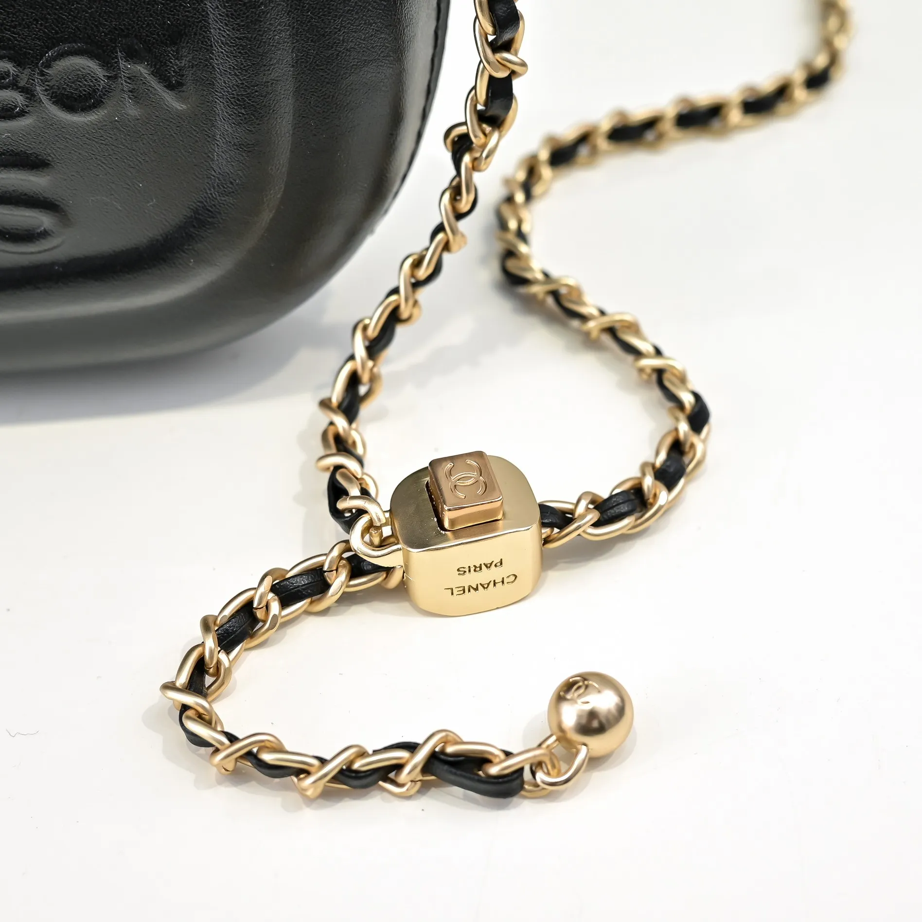 💰380￥CHANEL25C early spring vacation series. Gold fan camera bag. I love this one. The shape is the embossed character design style. I like the versatile object. It is really wow. It is so beautiful. It is a Xiangjia bag that looks small but can hold mobile phone keys, lipstick, powder, card, money, and is just the finishing touch to the whole body look. Size: 18x13cm, style number: 669