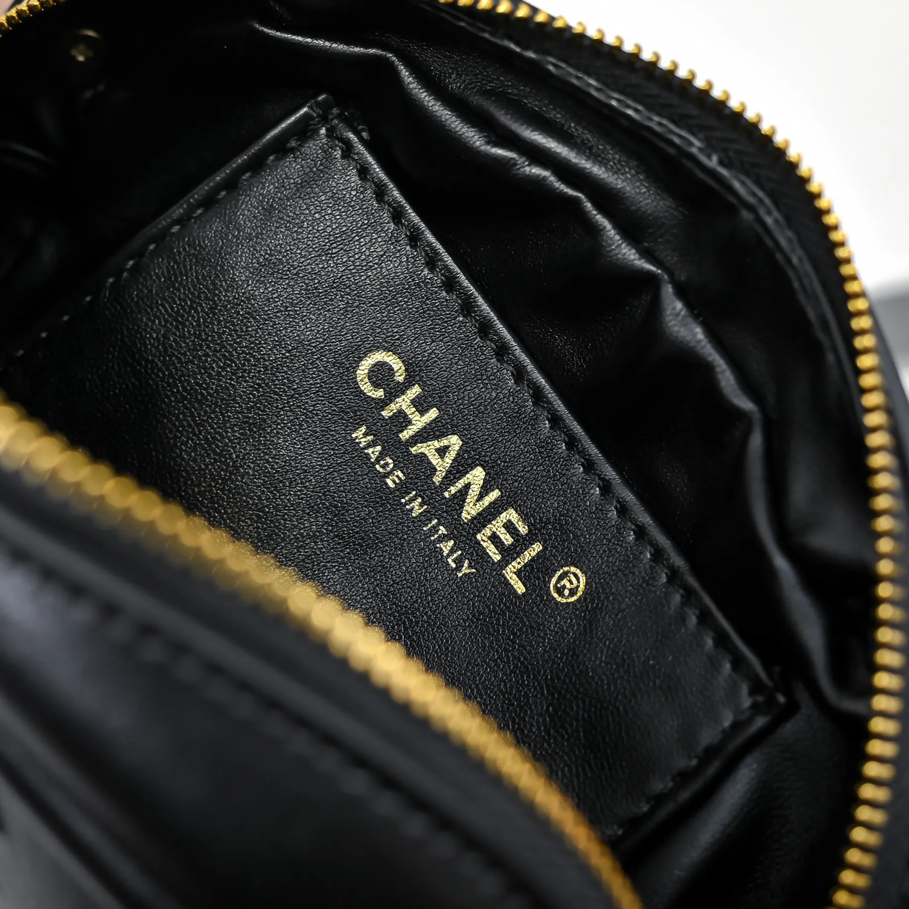 💰380￥CHANEL25C early spring vacation series. Gold fan camera bag. I love this one. The shape is the embossed character design style. I like the versatile object. It is really wow. It is so beautiful. It is a Xiangjia bag that looks small but can hold mobile phone keys, lipstick, powder, card, money, and is just the finishing touch to the whole body look. Size: 18x13cm, style number: 669