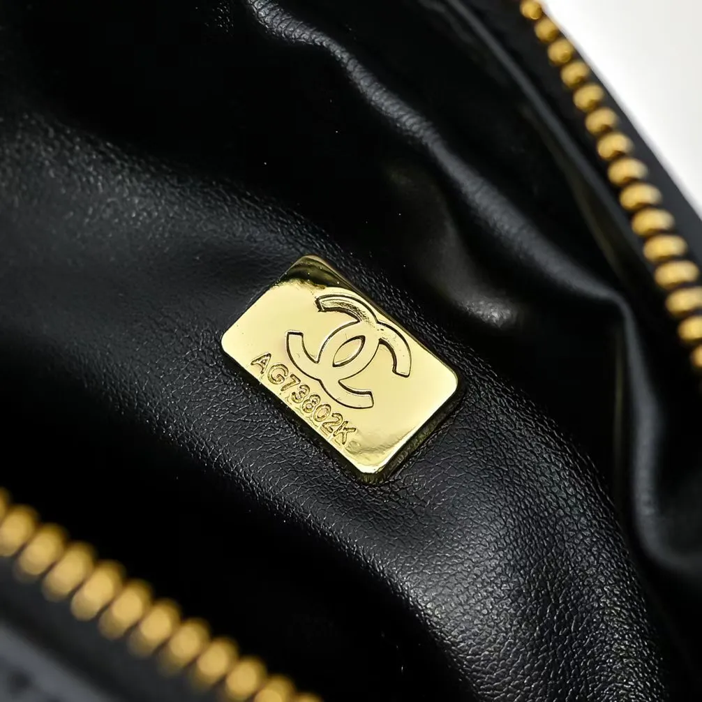 💰380￥CHANEL25C early spring vacation series. Gold fan camera bag. I love this one. The shape is the embossed character design style. I like the versatile object. It is really wow. It is so beautiful. It is a Xiangjia bag that looks small but can hold mobile phone keys, lipstick, powder, card, money, and is just the finishing touch to the whole body look. Size: 18x13cm, style number: 669
