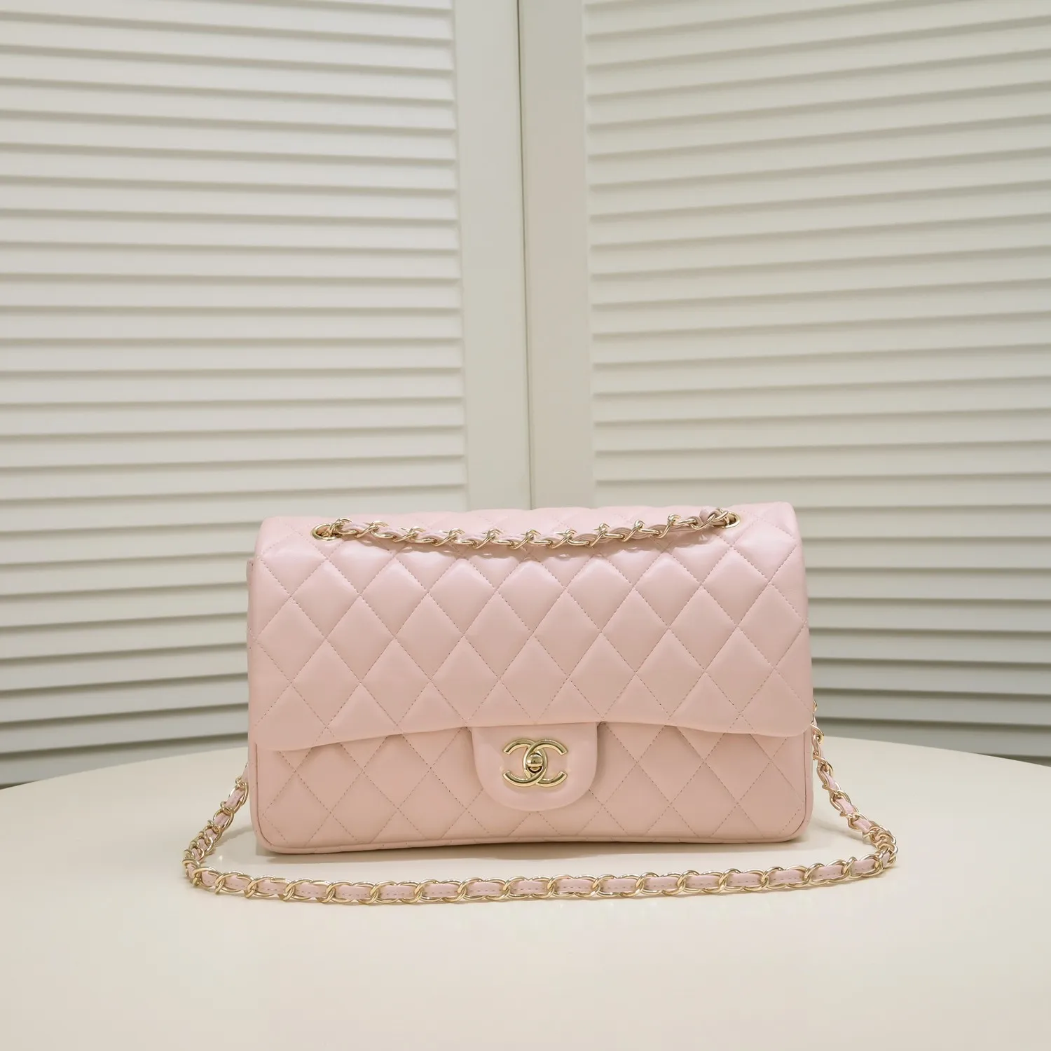 💰460￥Pink [color] Chanel [color] century classic, carefully crafted with exquisite workmanship of every stitch and thread, imported sheepskin with original hardware, full diamond pattern 💯The shape and softness of the whole bag are particularly perfect 👍👍😔😔Classic and irresistible, size: 30X18X8cm, style number: 1113
