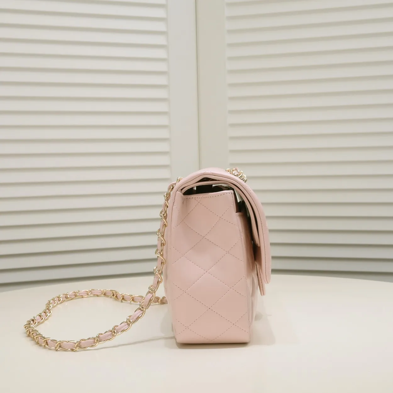 💰460￥Pink [color] Chanel [color] century classic, carefully crafted with exquisite workmanship of every stitch and thread, imported sheepskin with original hardware, full diamond pattern 💯The shape and softness of the whole bag are particularly perfect 👍👍😔😔Classic and irresistible, size: 30X18X8cm, style number: 1113