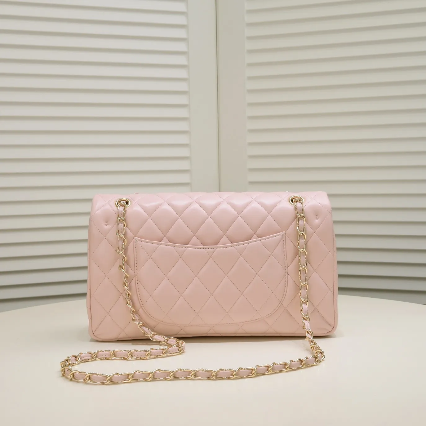 💰460￥Pink [color] Chanel [color] century classic, carefully crafted with exquisite workmanship of every stitch and thread, imported sheepskin with original hardware, full diamond pattern 💯The shape and softness of the whole bag are particularly perfect 👍👍😔😔Classic and irresistible, size: 30X18X8cm, style number: 1113