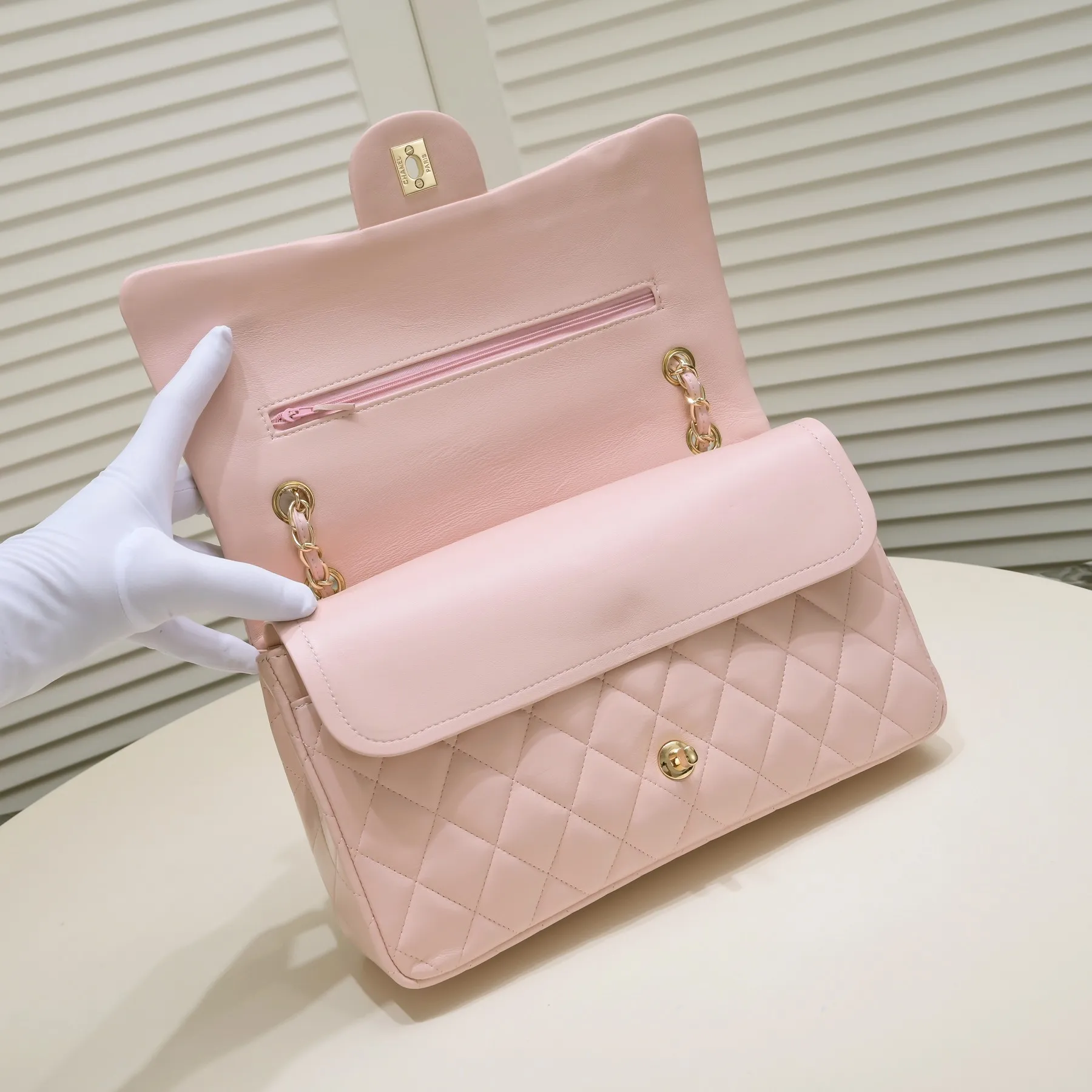 💰460￥Pink [color] Chanel [color] century classic, carefully crafted with exquisite workmanship of every stitch and thread, imported sheepskin with original hardware, full diamond pattern 💯The shape and softness of the whole bag are particularly perfect 👍👍😔😔Classic and irresistible, size: 30X18X8cm, style number: 1113