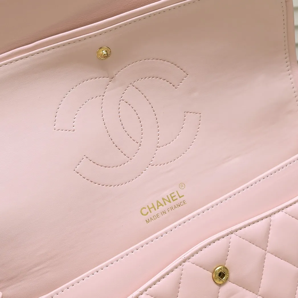 💰460￥Pink [color] Chanel [color] century classic, carefully crafted with exquisite workmanship of every stitch and thread, imported sheepskin with original hardware, full diamond pattern 💯The shape and softness of the whole bag are particularly perfect 👍👍😔😔Classic and irresistible, size: 30X18X8cm, style number: 1113