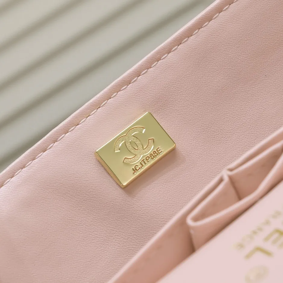 💰460￥Pink [color] Chanel [color] century classic, carefully crafted with exquisite workmanship of every stitch and thread, imported sheepskin with original hardware, full diamond pattern 💯The shape and softness of the whole bag are particularly perfect 👍👍😔😔Classic and irresistible, size: 30X18X8cm, style number: 1113