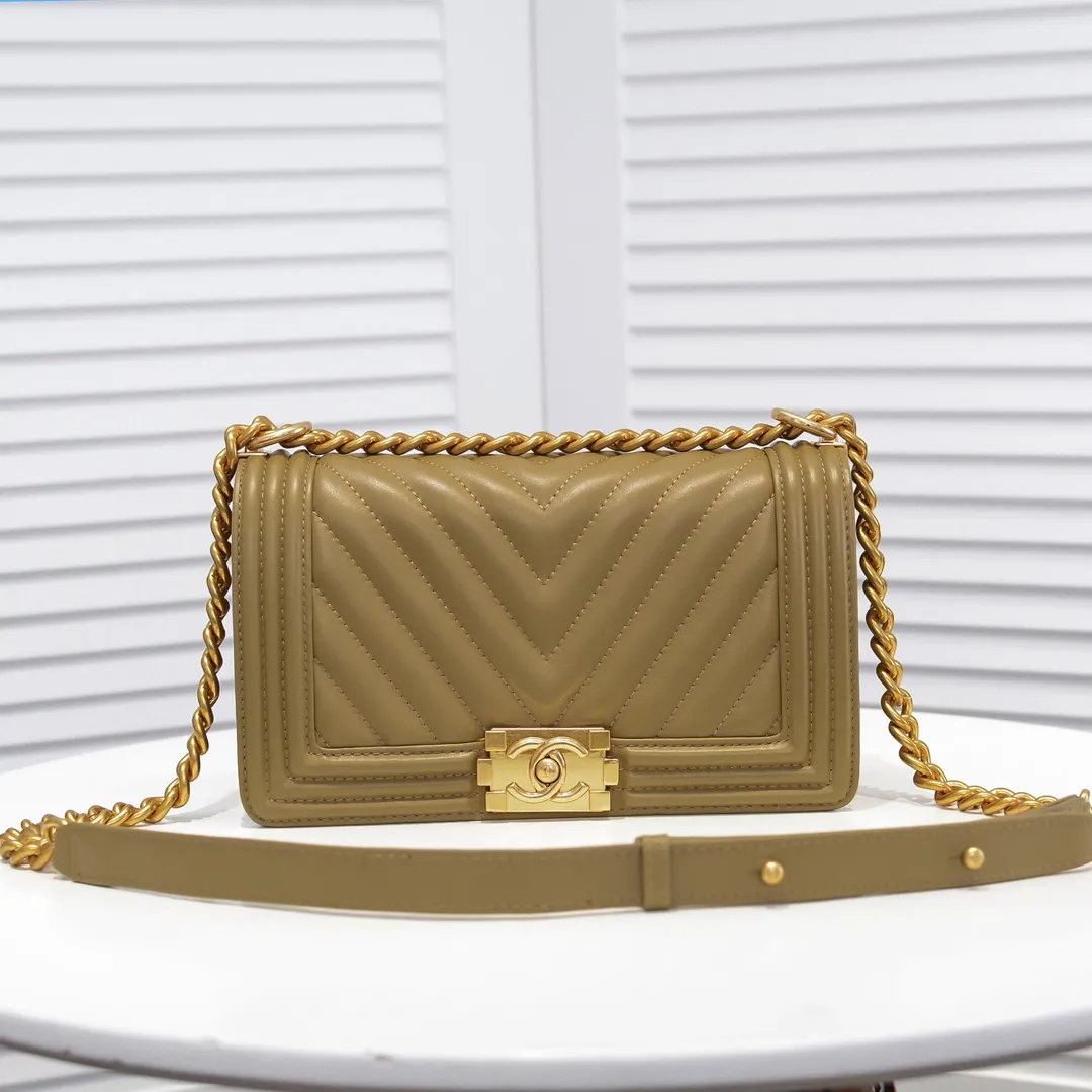 💰420￥ (Full sheepskin with original hardware) [Smile] Chanel Chanel 👑 Lambskin [Lightning] Thickened electroplated hardware accessories 🌈 Workmanship is comparable to the original order 💪 The bottom can be pinched Marks rebound, absolutely spot-on, real-life photos, fashionable and durable💪💪High-end quality, no pressure in and out of the drill cabinet💏, size 25*15*8cm, model number: 67086 gold V grid