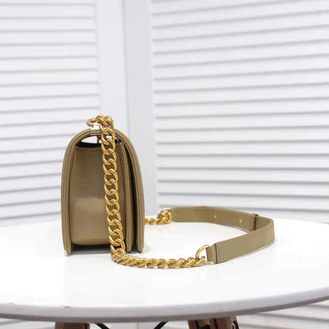 💰420￥ (Full sheepskin with original hardware) [Smile] Chanel Chanel 👑 Lambskin [Lightning] Thickened electroplated hardware accessories 🌈 Workmanship is comparable to the original order 💪 The bottom can be pinched Marks rebound, absolutely spot-on, real-life photos, fashionable and durable💪💪High-end quality, no pressure in and out of the drill cabinet💏, size 25*15*8cm, model number: 67086 gold V grid