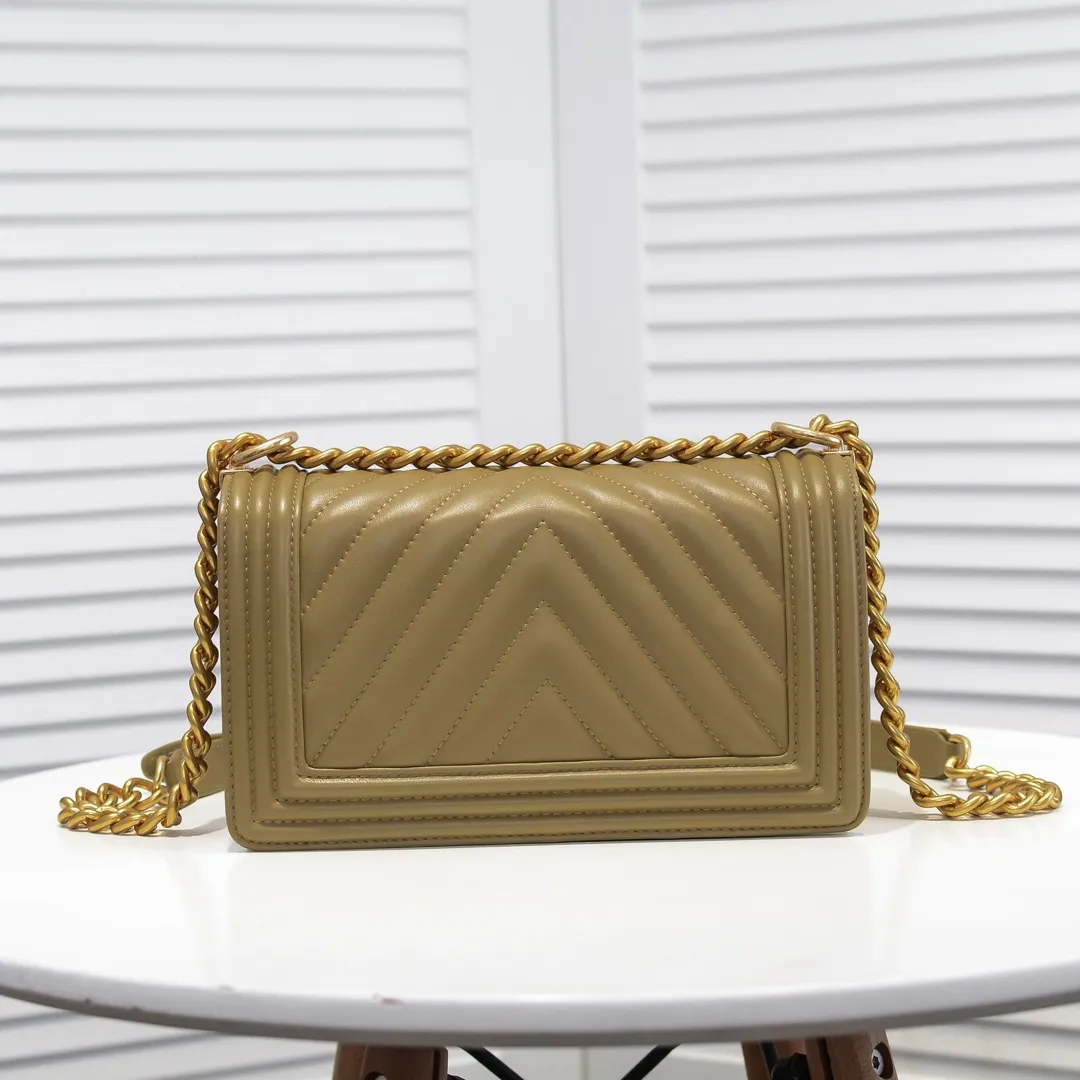 💰420￥ (Full sheepskin with original hardware) [Smile] Chanel Chanel 👑 Lambskin [Lightning] Thickened electroplated hardware accessories 🌈 Workmanship is comparable to the original order 💪 The bottom can be pinched Marks rebound, absolutely spot-on, real-life photos, fashionable and durable💪💪High-end quality, no pressure in and out of the drill cabinet💏, size 25*15*8cm, model number: 67086 gold V grid